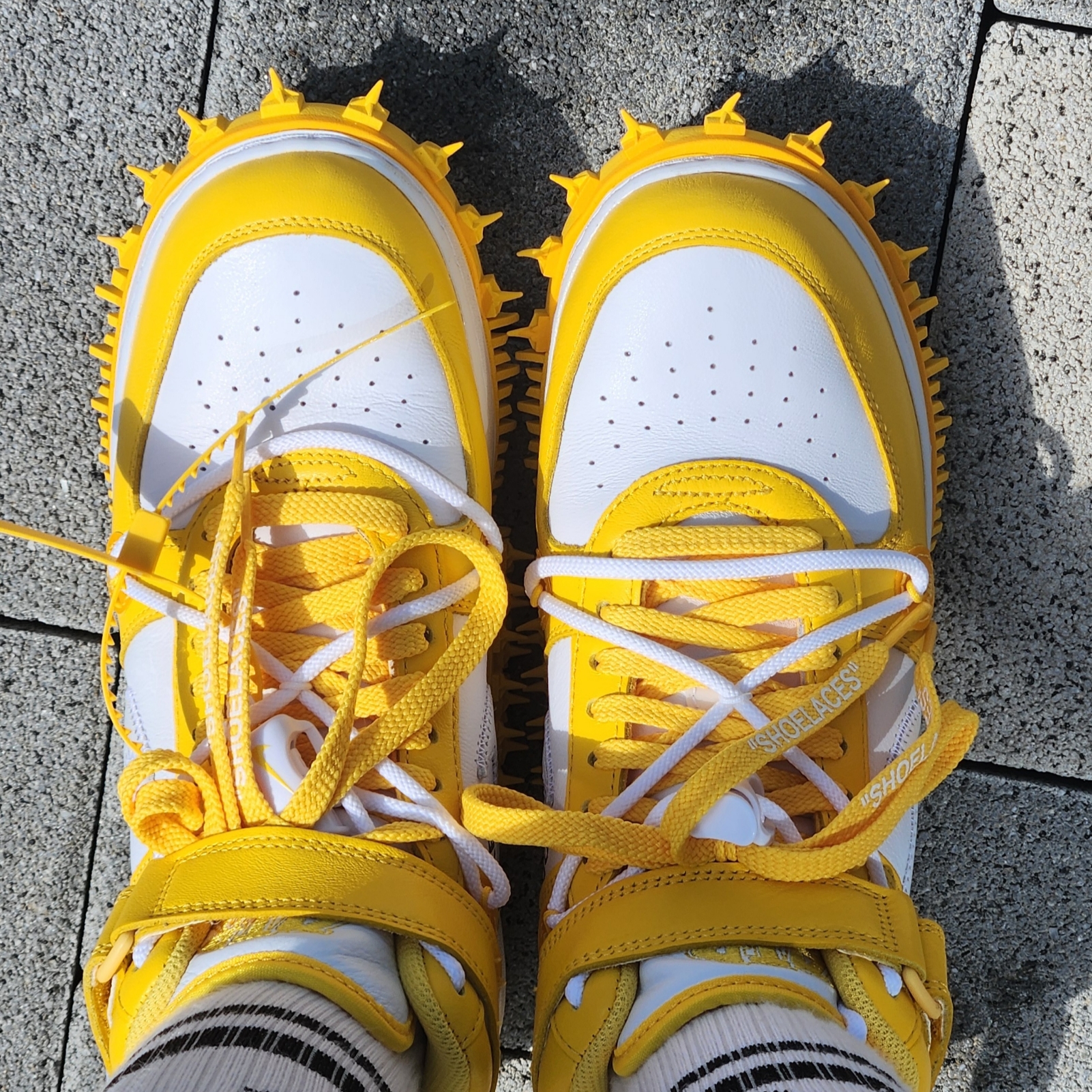 Nike x Off-White Air Force 1 Mid SP Leather Varsity Maize 착용 스타일 - 2