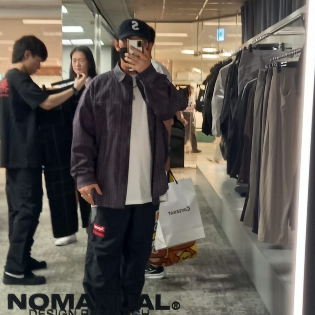 (W) Celine Triomphe Baseball Cap in Cotton Black, Nanamica Button Down Stripe Wind Shirt Sax 착용 스타일 - 7