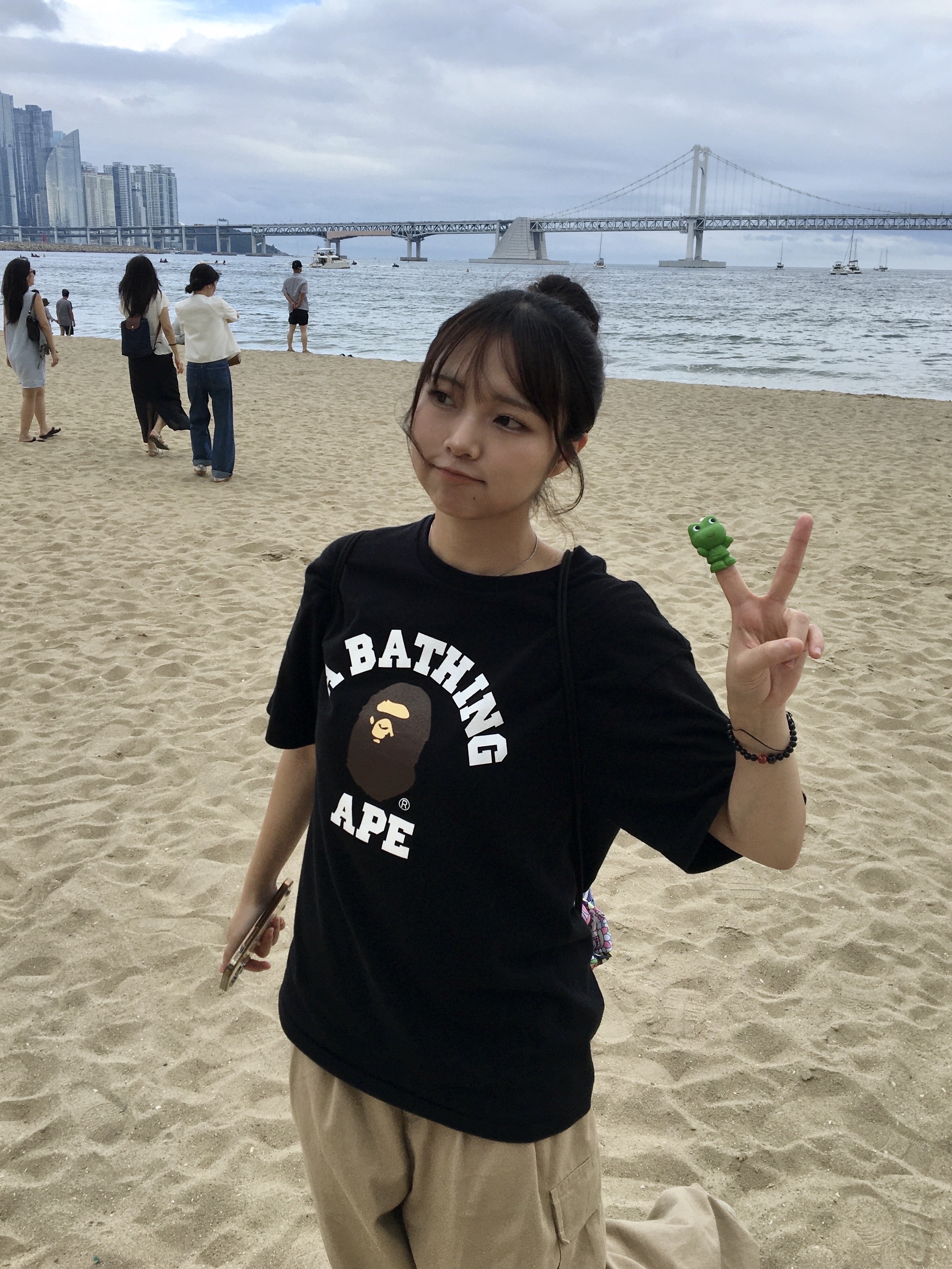 BAPE College T-Shirt Black, NewJeans Supernatural NJ x Murakami Drawstring Bag Ver. 착용 스타일 - 7