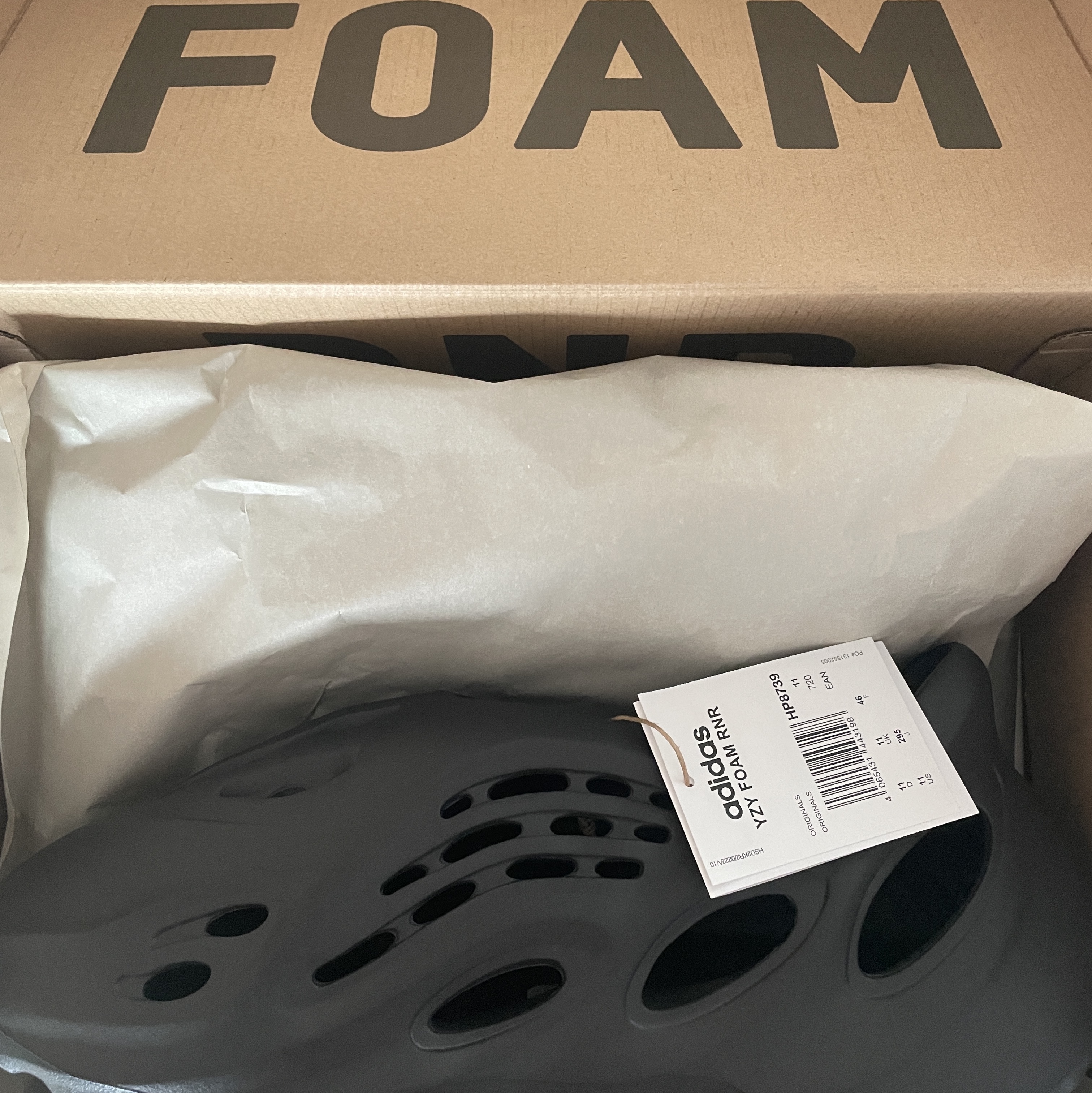 Adidas Yeezy Foam RNNR Onyx 착용 스타일