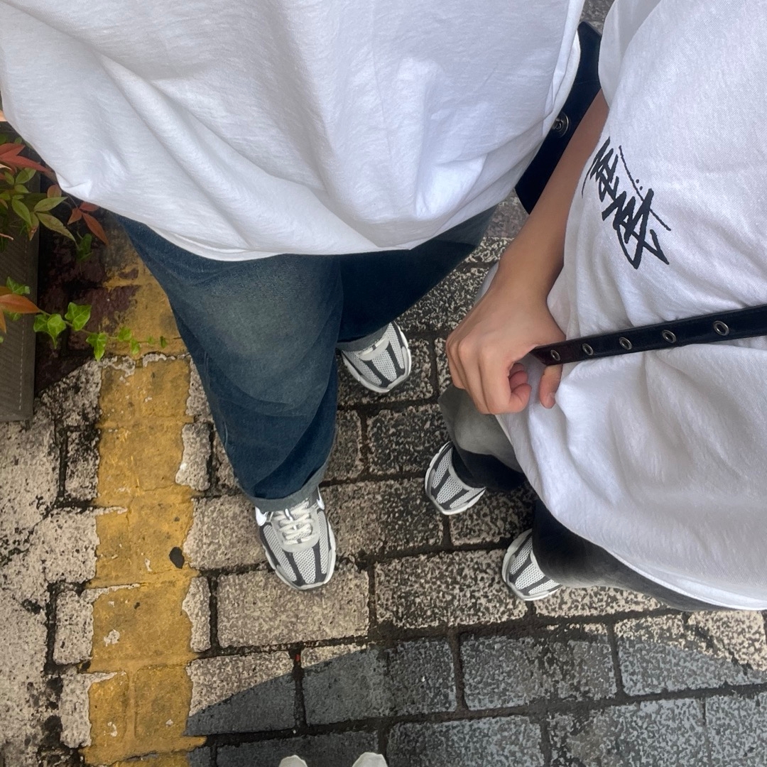 Nike Zoom Vomero 5 PRM Light Iron Ore and Flat Fewter, Stussy Cherries T-Shirt White 착용 스타일
