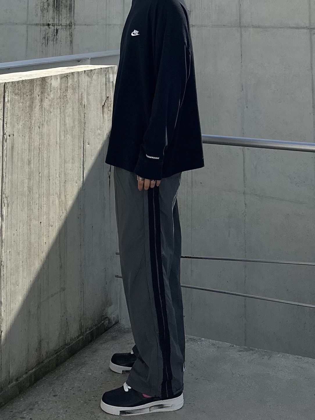Nike x Peaceminusone LS T-Shirt Black (DR0098-010), Nike x Peaceminusone Air Force 1 Low Para-Noise 3.0 Black and Multicolor 착용 스타일 - 4