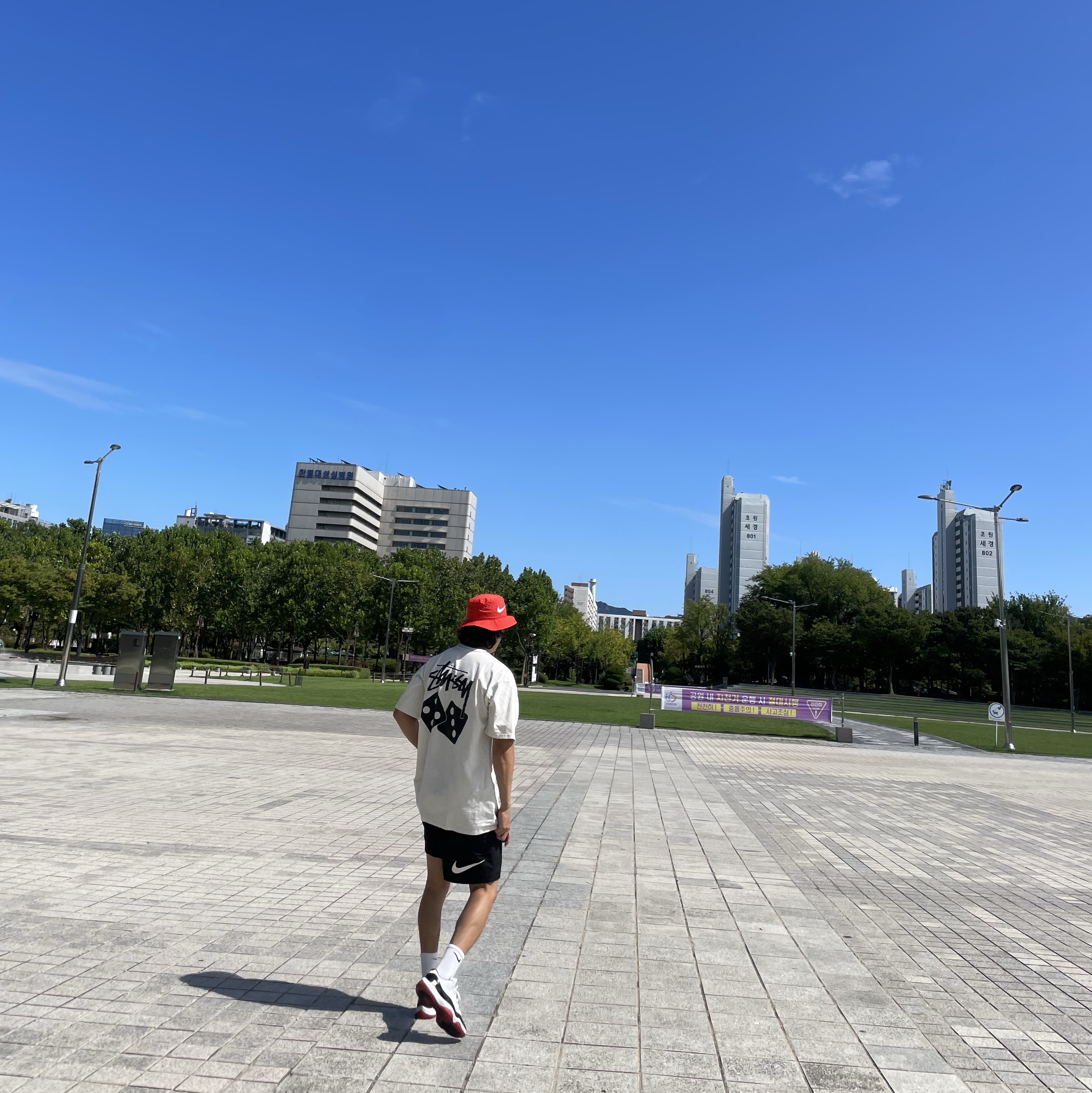 Nike x Stussy Bucket Hat Habanero Red, Stussy Dice Pigment Dyed T-Shirt Natural 착용 스타일 - 1