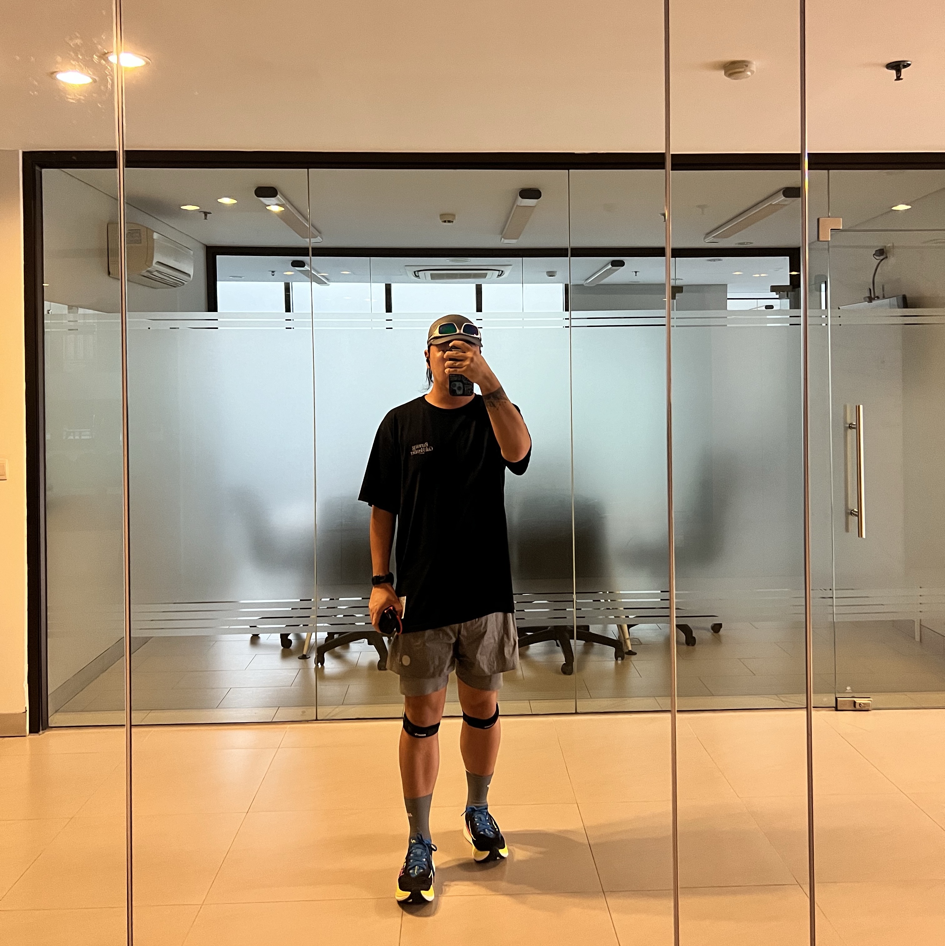 Optimistic Runners Nylon Cap Dark Grey, Optimistic Runners Glossy Nylon Shorts Dark Grey 착용 스타일 - 4