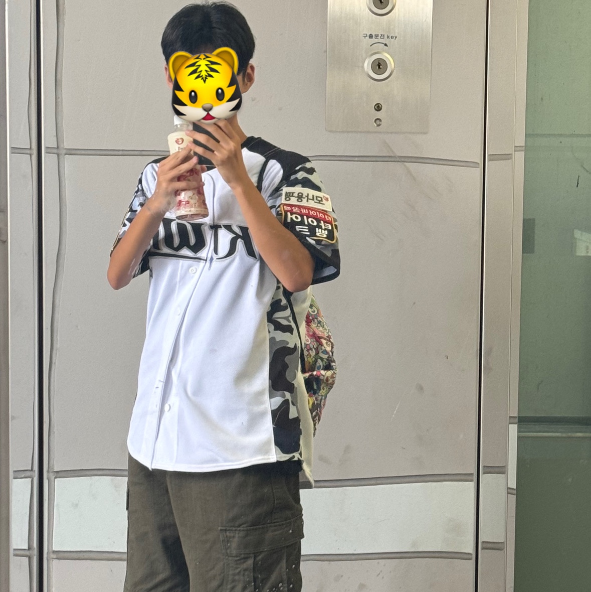NewJeans Supernatural NJ x Murakami Drawstring Bag Ver. 착용 스타일