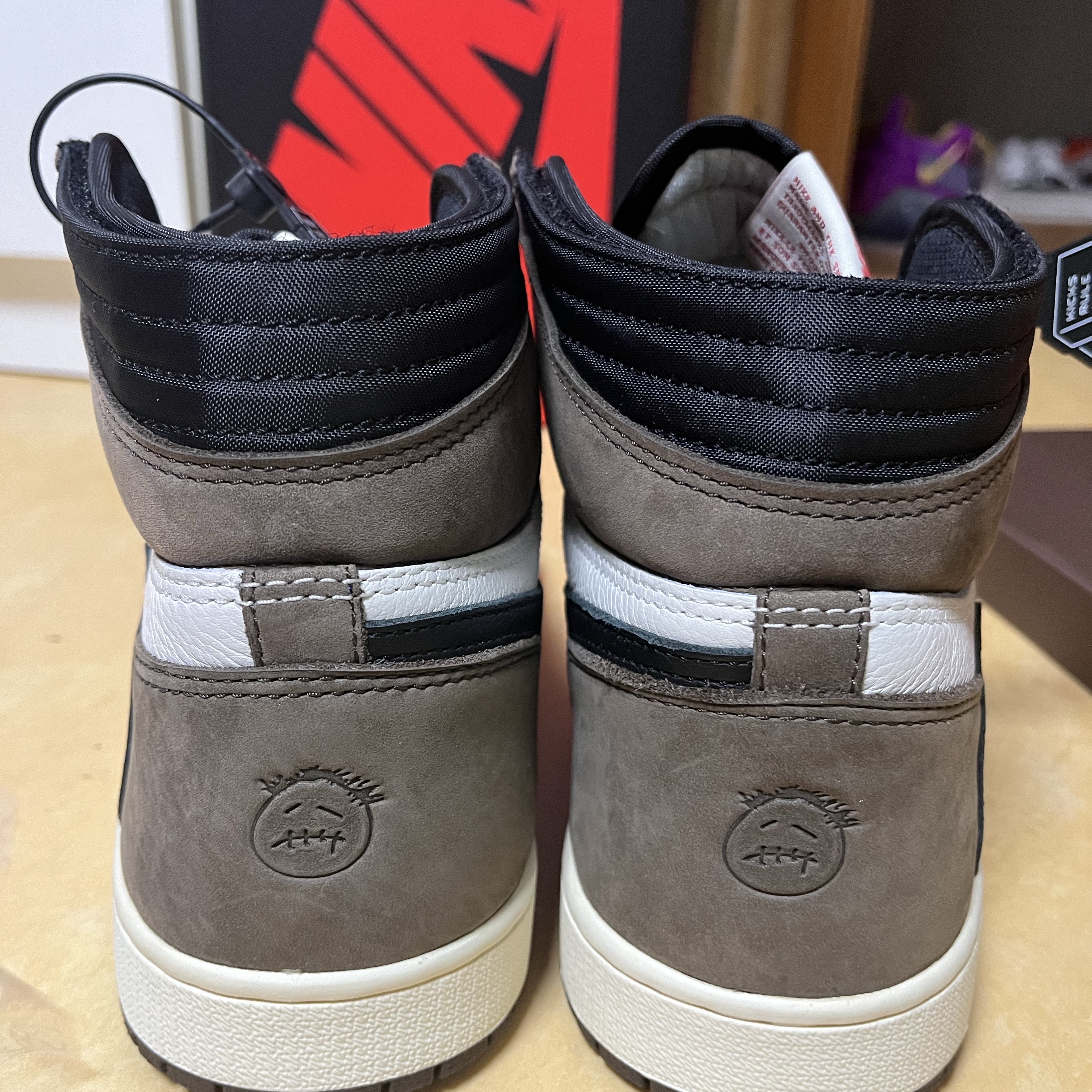 Jordan 1 x Travis Scott Retro High OG SP Mocha 착용 스타일 - 3