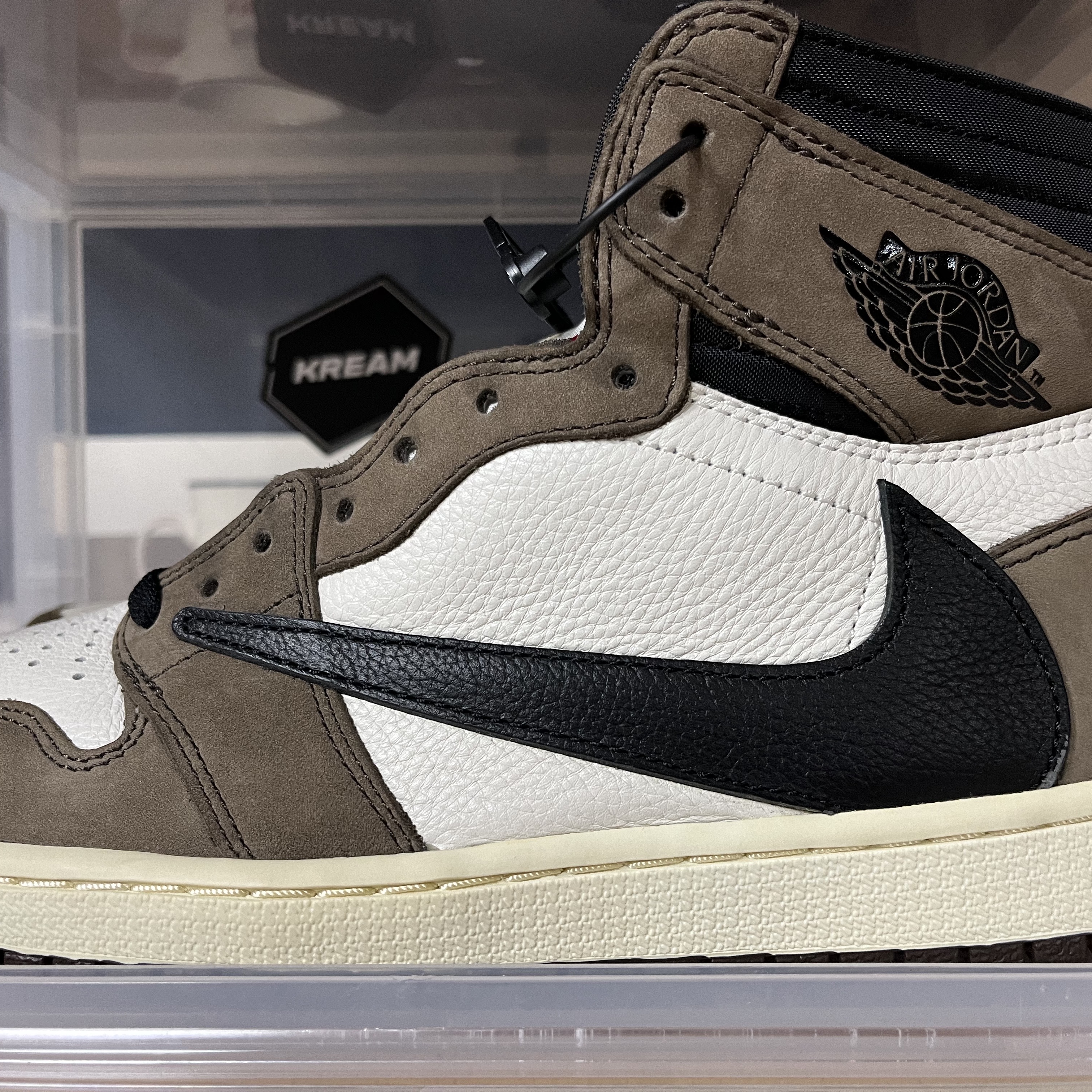 Jordan 1 x Travis Scott Retro High OG SP Mocha 착용 스타일 - 6