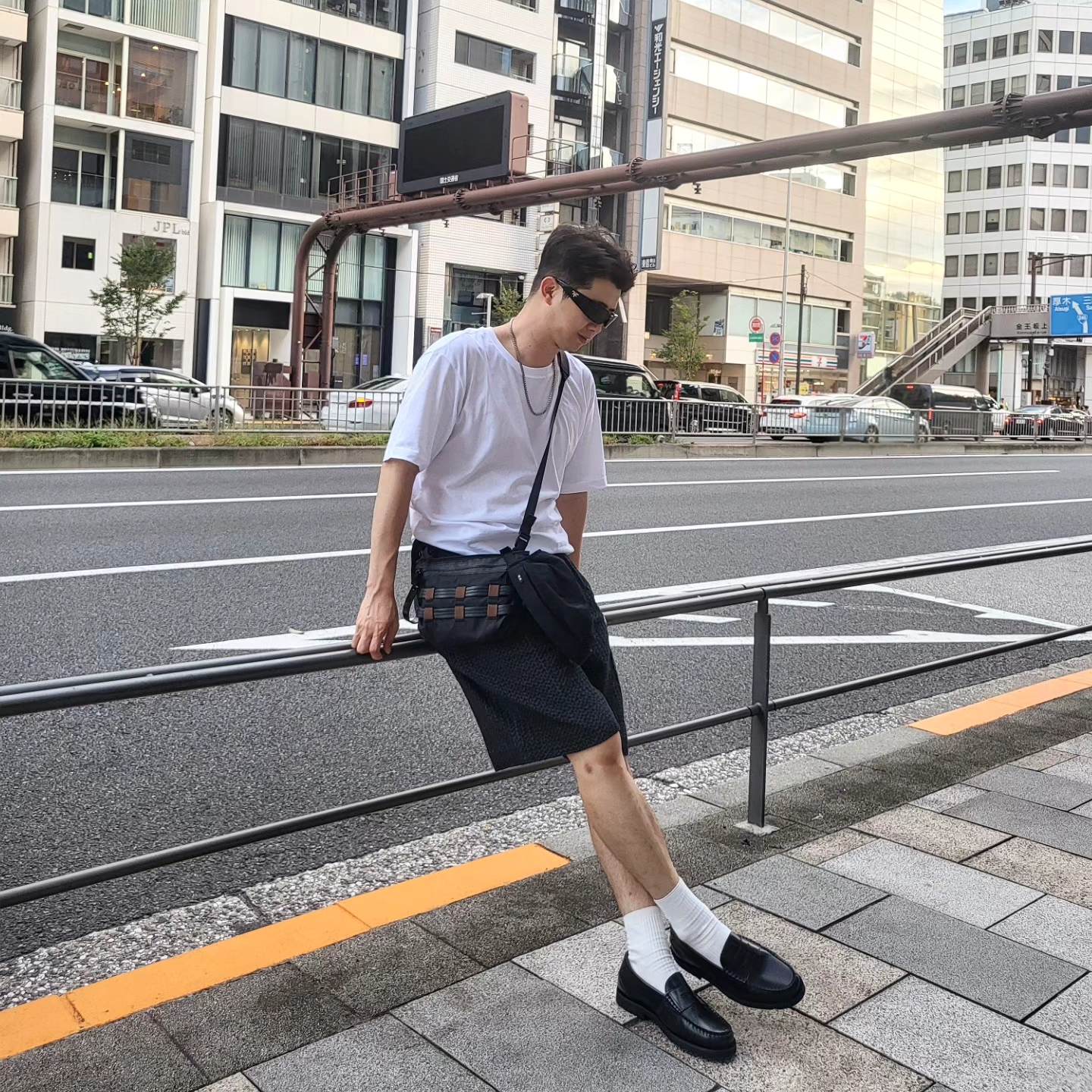 Acne Studios Crossbody Face Bag Black 착용 스타일 - 1