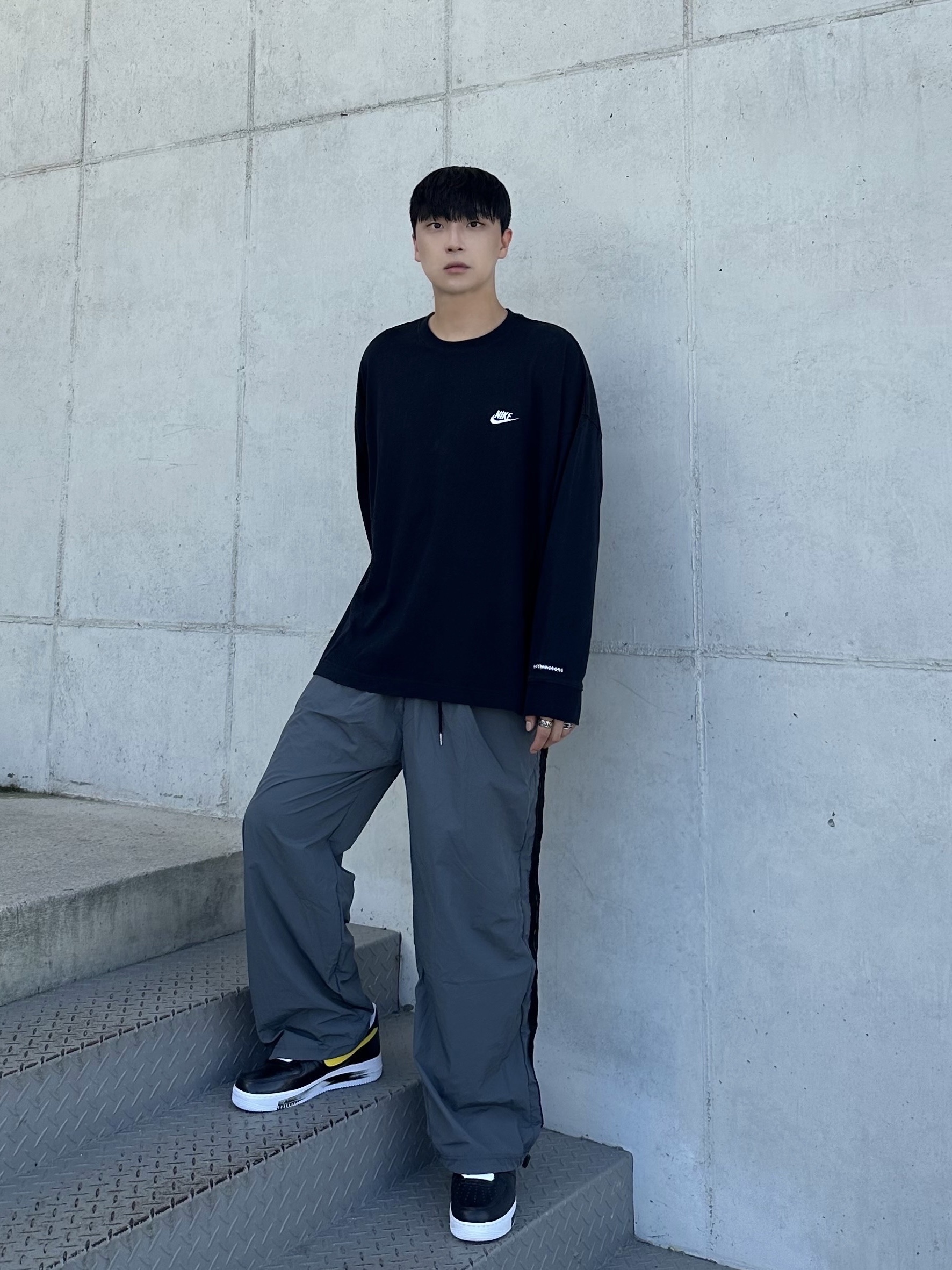 Nike x Peaceminusone LS T-Shirt Black (DR0098-010), Nike x Peaceminusone Air Force 1 Low Para-Noise 3.0 Black and Multicolor 착용 스타일 - 1