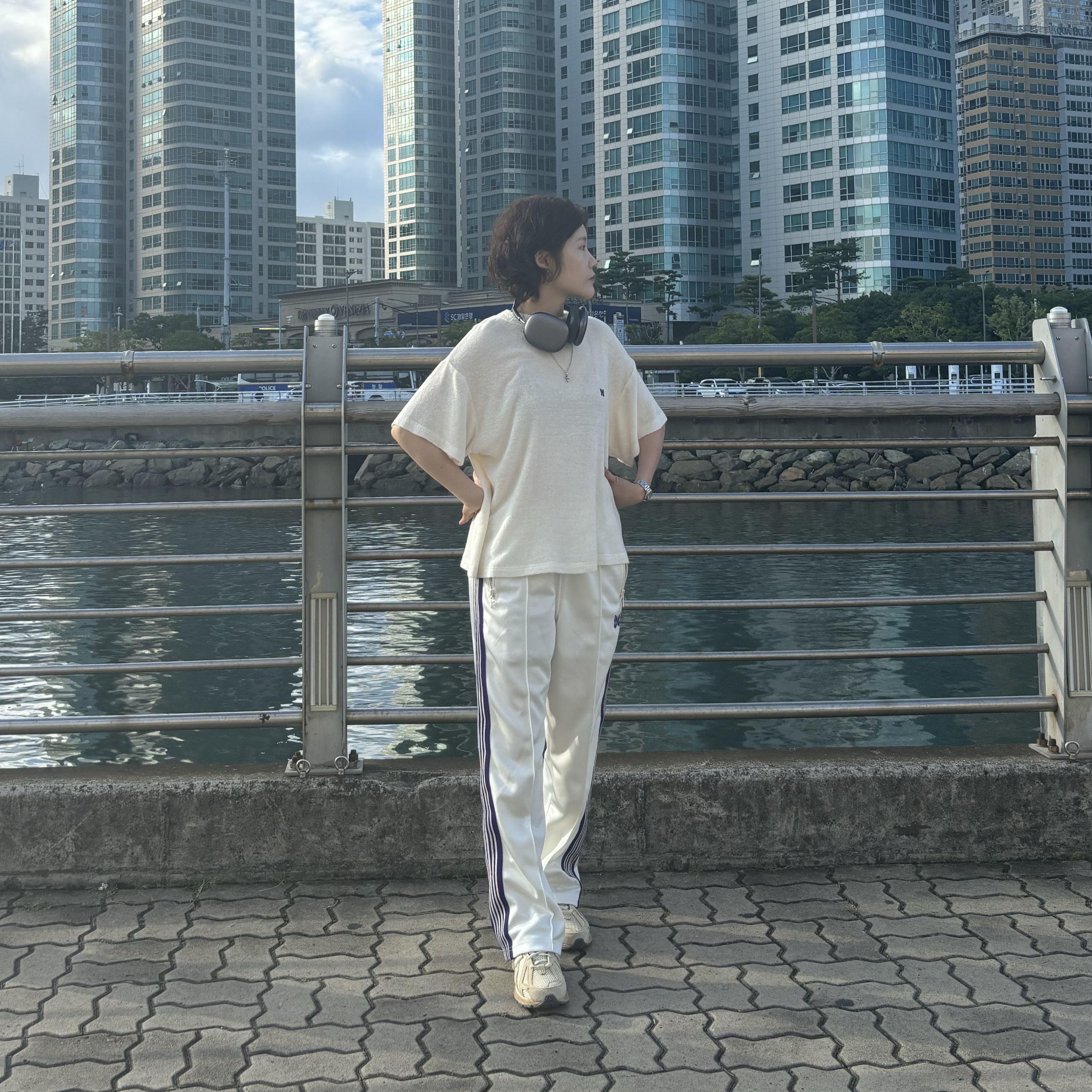 Needles Straight Track Pants Poly Smooth Ice White, New Balance x Auralee 1906R Bone White 착용 스타일 - 2