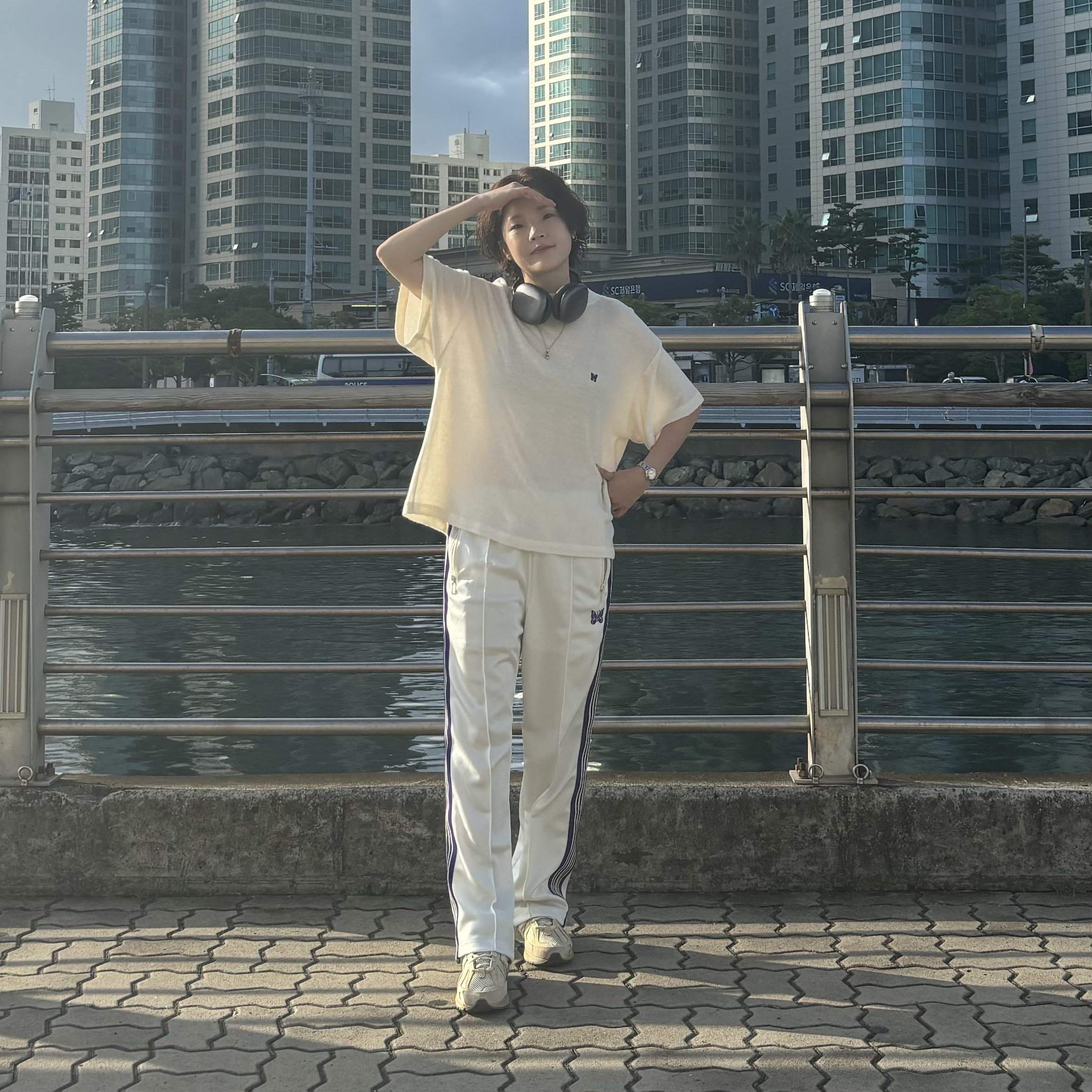 Needles Straight Track Pants Poly Smooth Ice White, New Balance x Auralee 1906R Bone White 착용 스타일 - 1