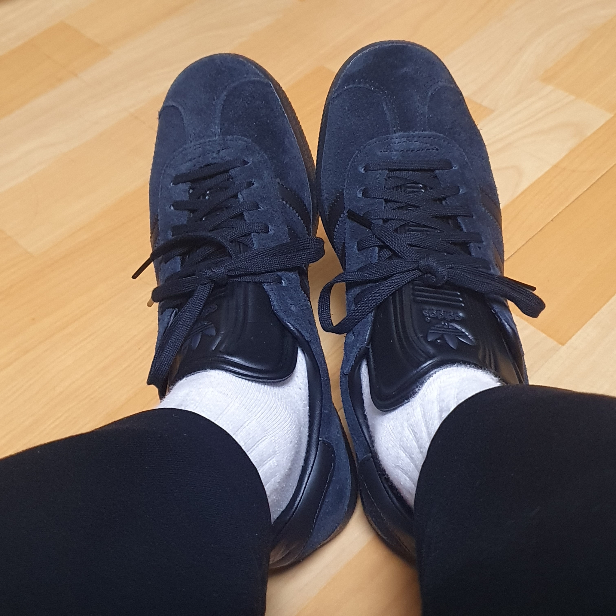 Adidas Gazelle Triple Black 착용 스타일