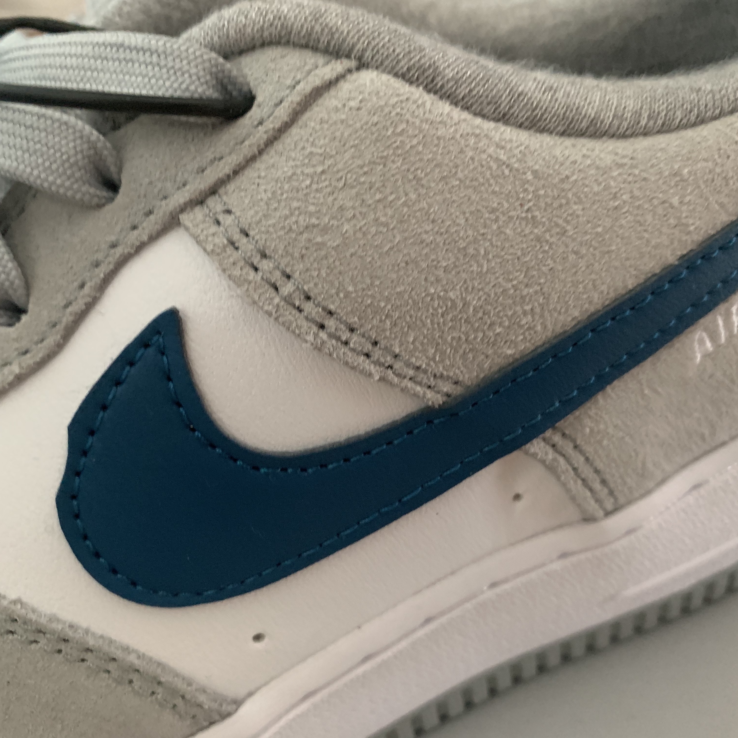 (GS) Nike Air Force 1 LV8 Athletic Club Light Smoke Grey Marina 착용 스타일 - 1