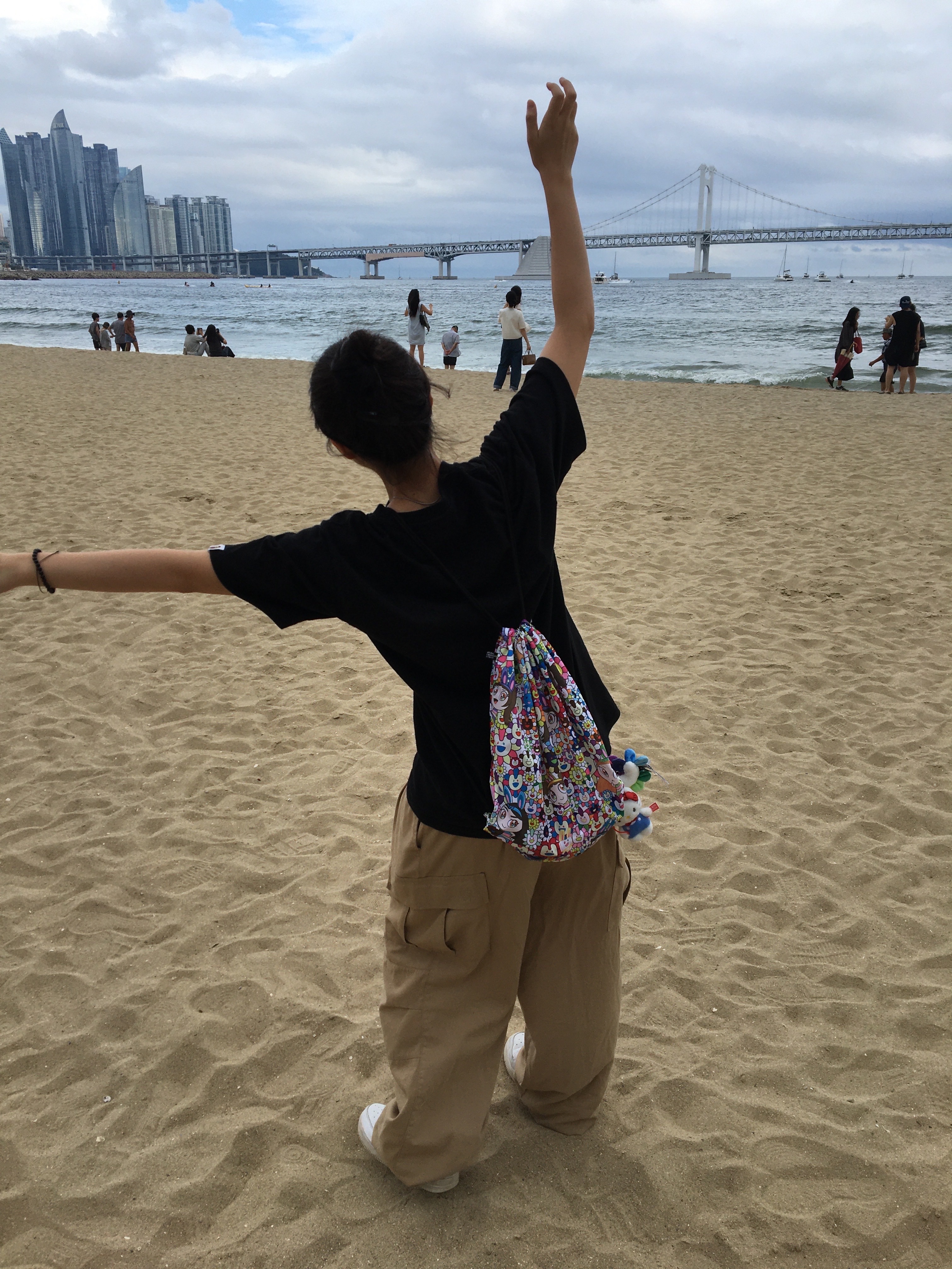 BAPE College T-Shirt Black, NewJeans Supernatural NJ x Murakami Drawstring Bag Ver. 착용 스타일 - 5