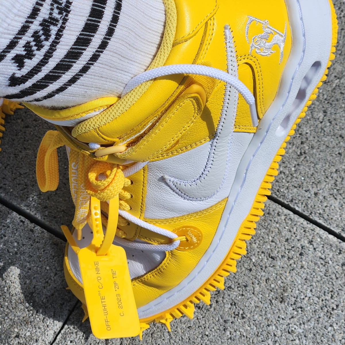 Nike x Off-White Air Force 1 Mid SP Leather Varsity Maize 착용 스타일 - 3