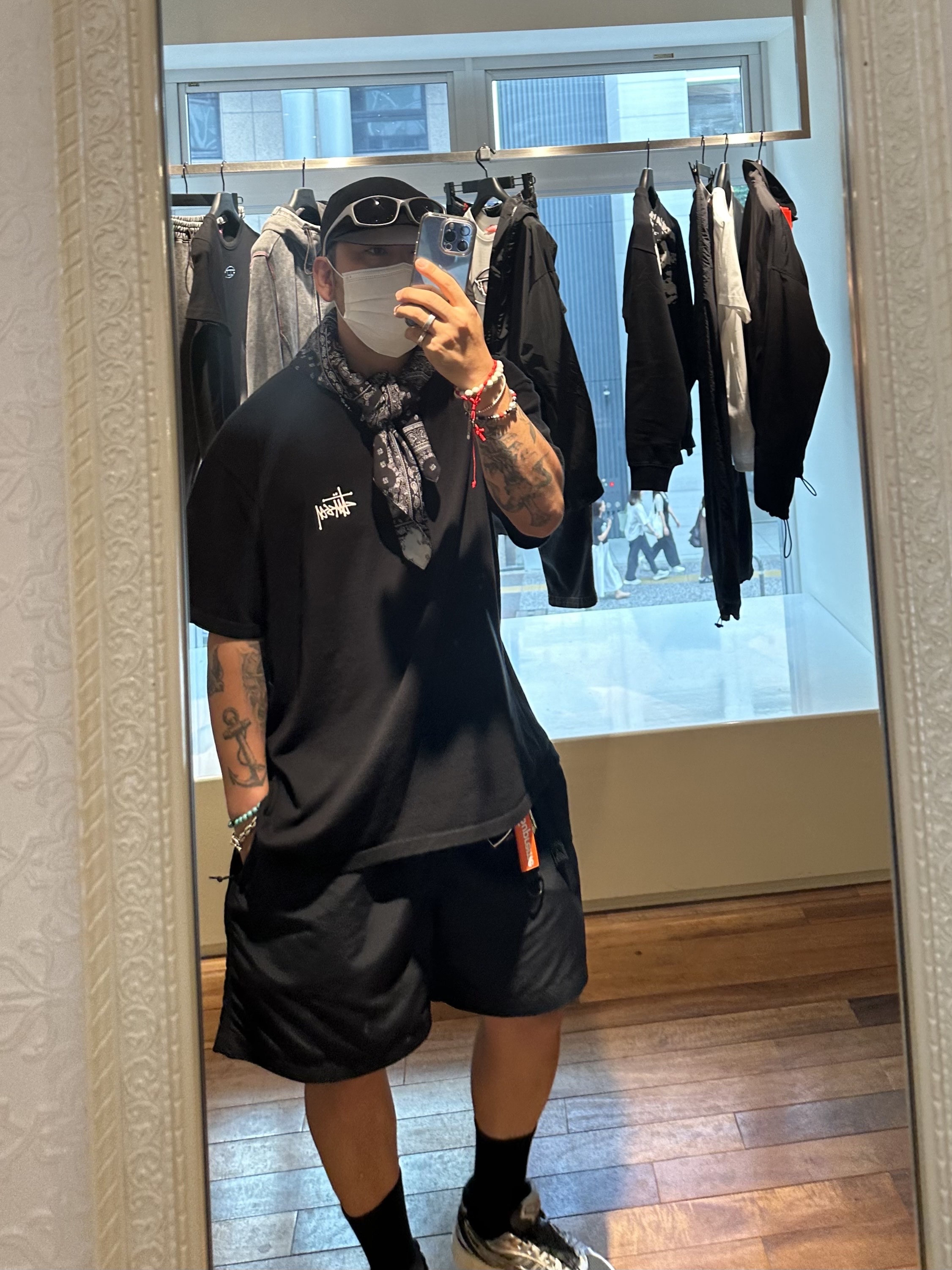 Stussy Basic Stussy T-Shirt Black 2023, Asics Unlimited Gel-Kayano 14 Carrier Grey Black 착용 스타일 - 1
