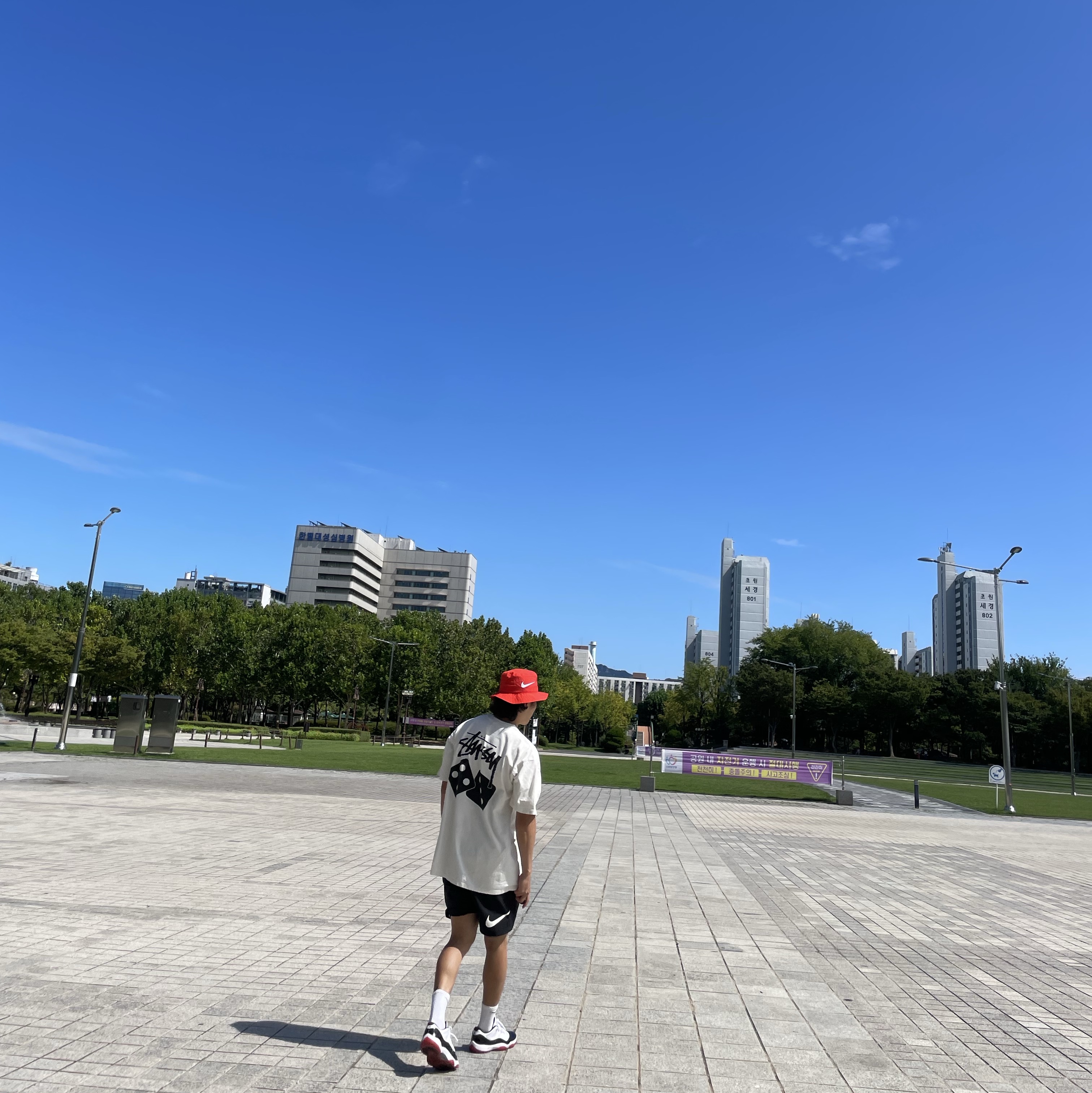 Nike x Stussy Bucket Hat Habanero Red, Stussy Dice Pigment Dyed T-Shirt Natural 착용 스타일 - 2