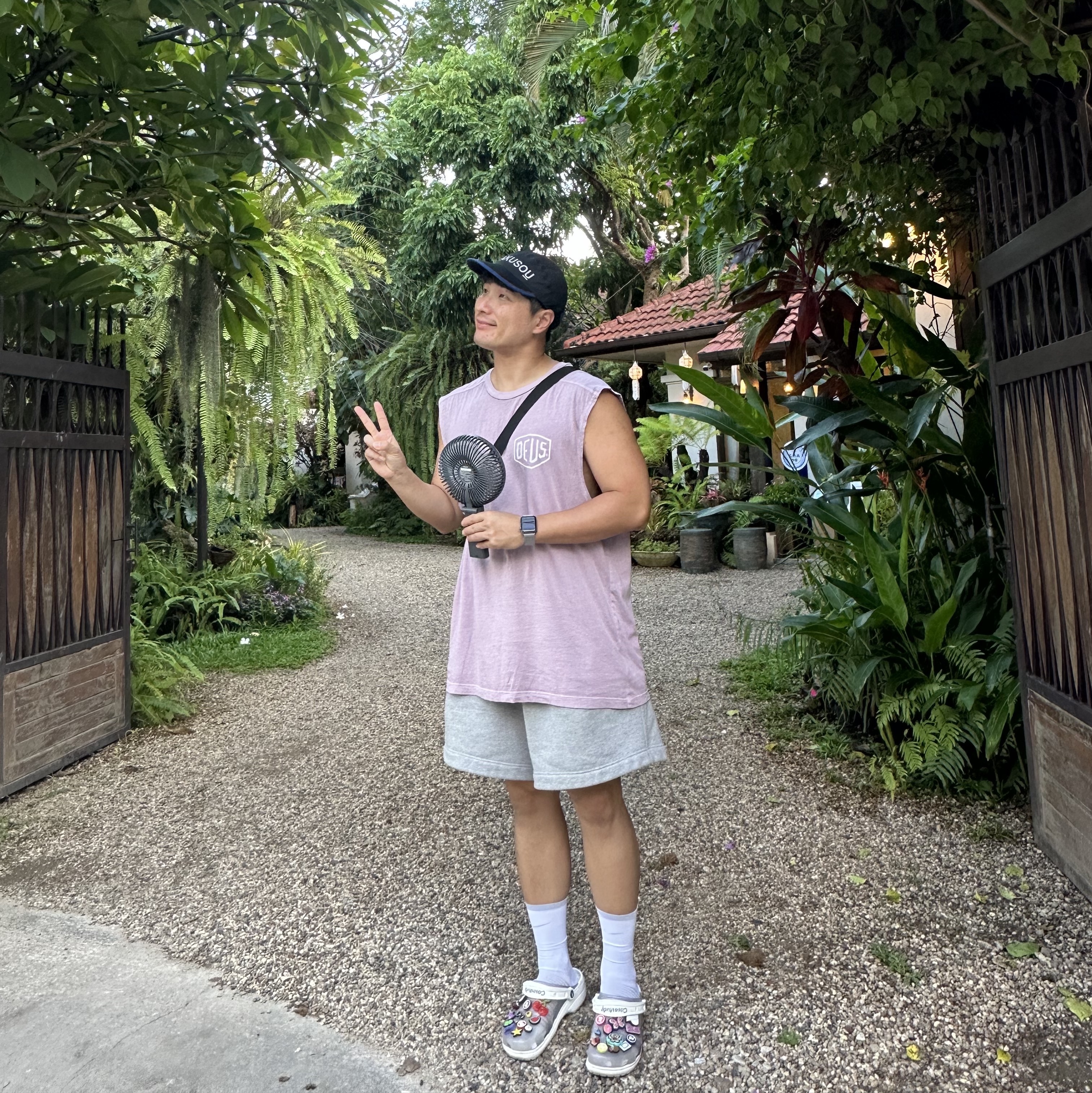 Crocs x Casestudy Classic Clog Clear, Salomon x Comme des Garcons Slip-On Platform Black 착용 스타일 - 1