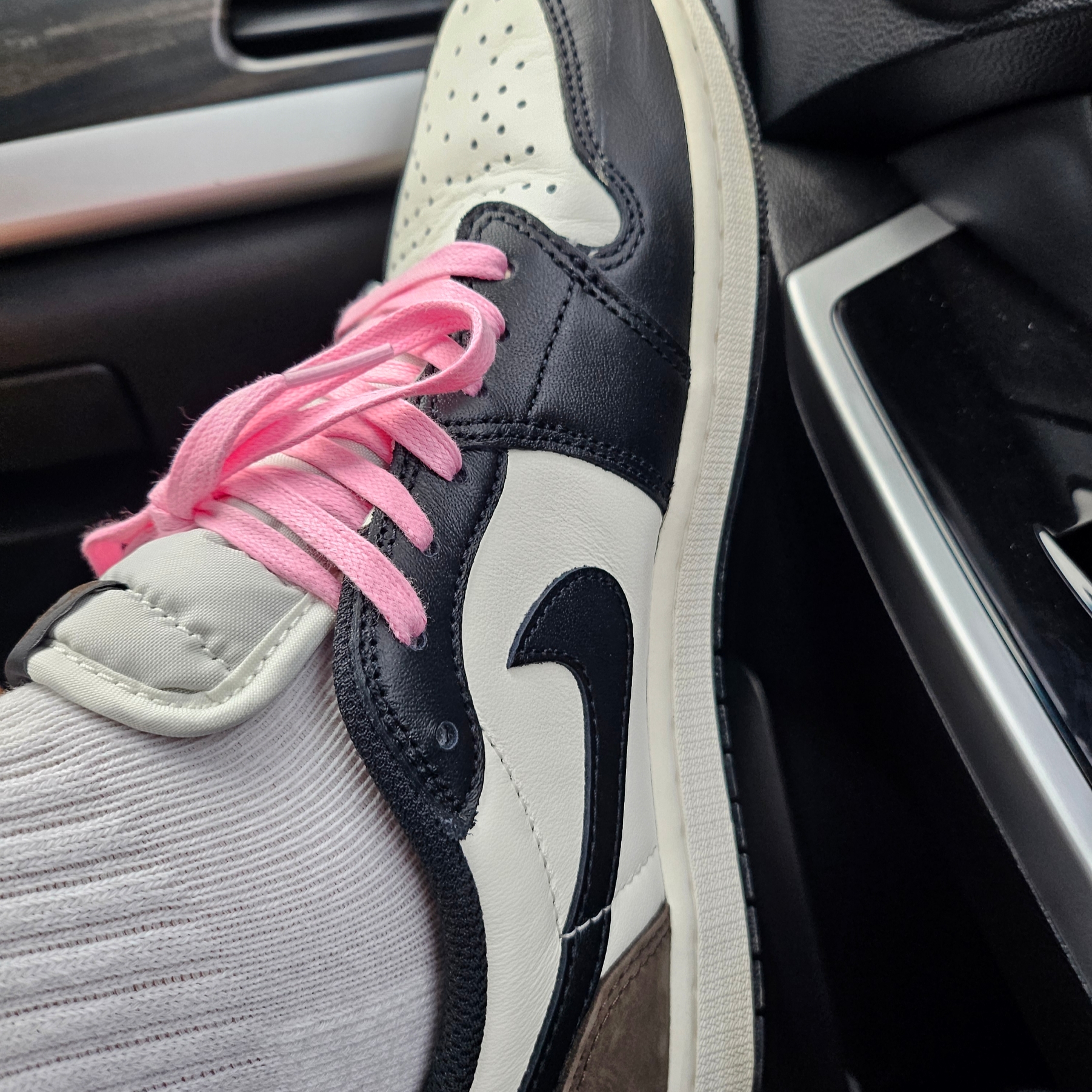 Jordan 1 Retro Low OG Mocha 착용 스타일
