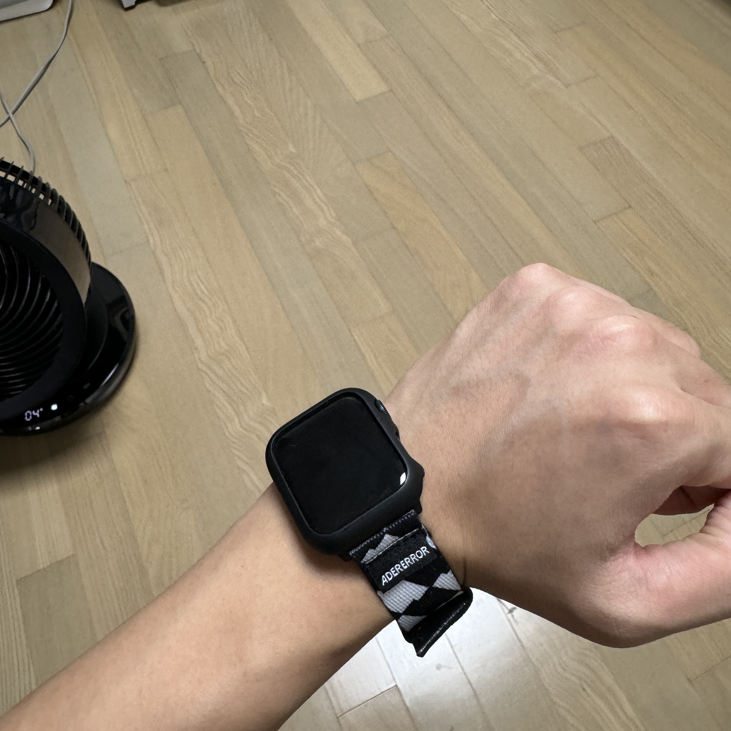 Ader Error Tenit Watch Strap Noir 착용 스타일 - 2