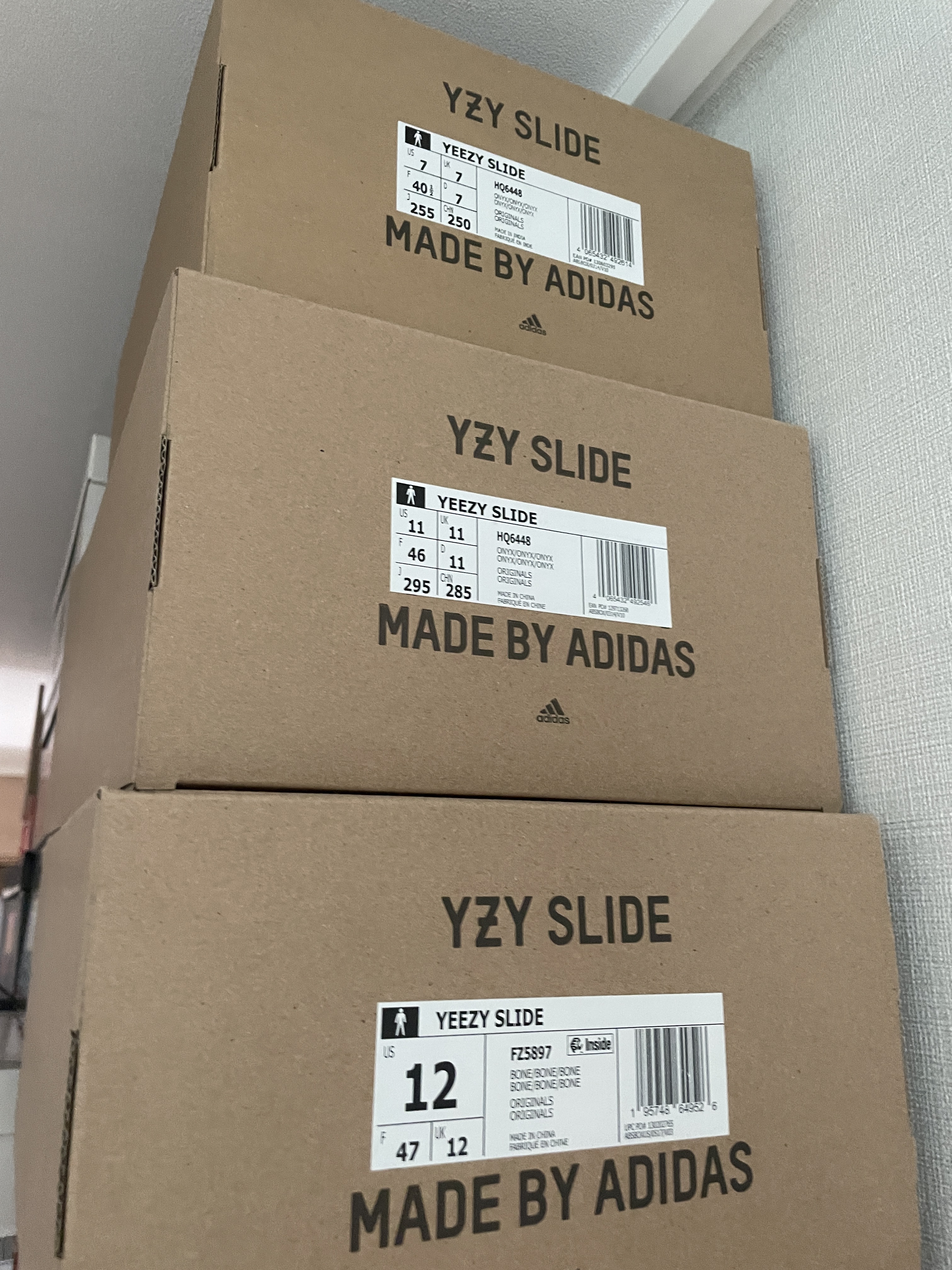 Adidas Yeezy Slide Bone 2022/2023, Adidas Yeezy Slide Onyx 착용 스타일