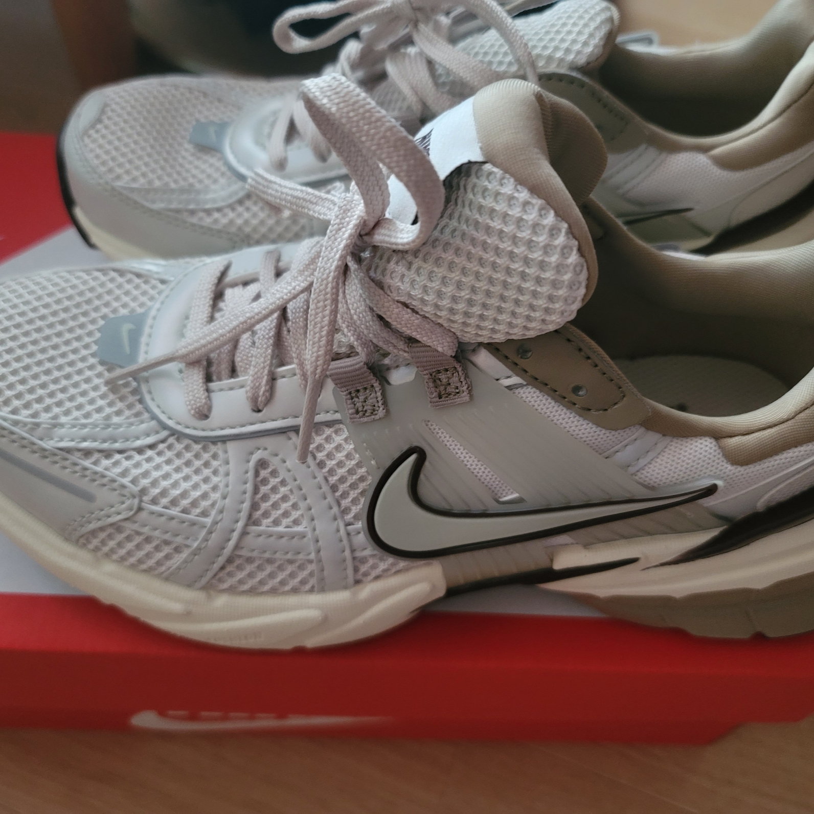 Nike V2K Run Light Orewood Brown Khaki 착용 스타일 - 2