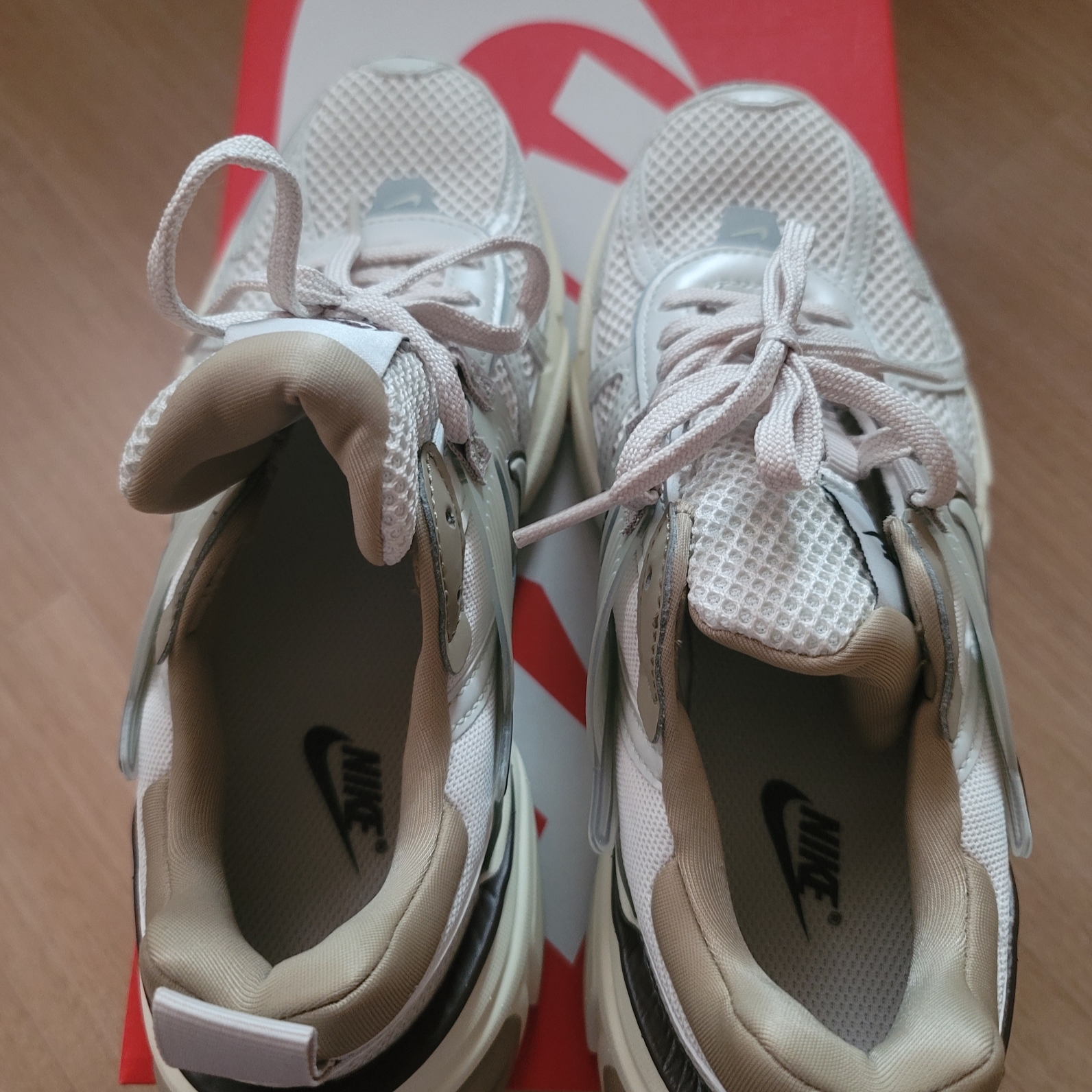 Nike V2K Run Light Orewood Brown Khaki 착용 스타일 - 1