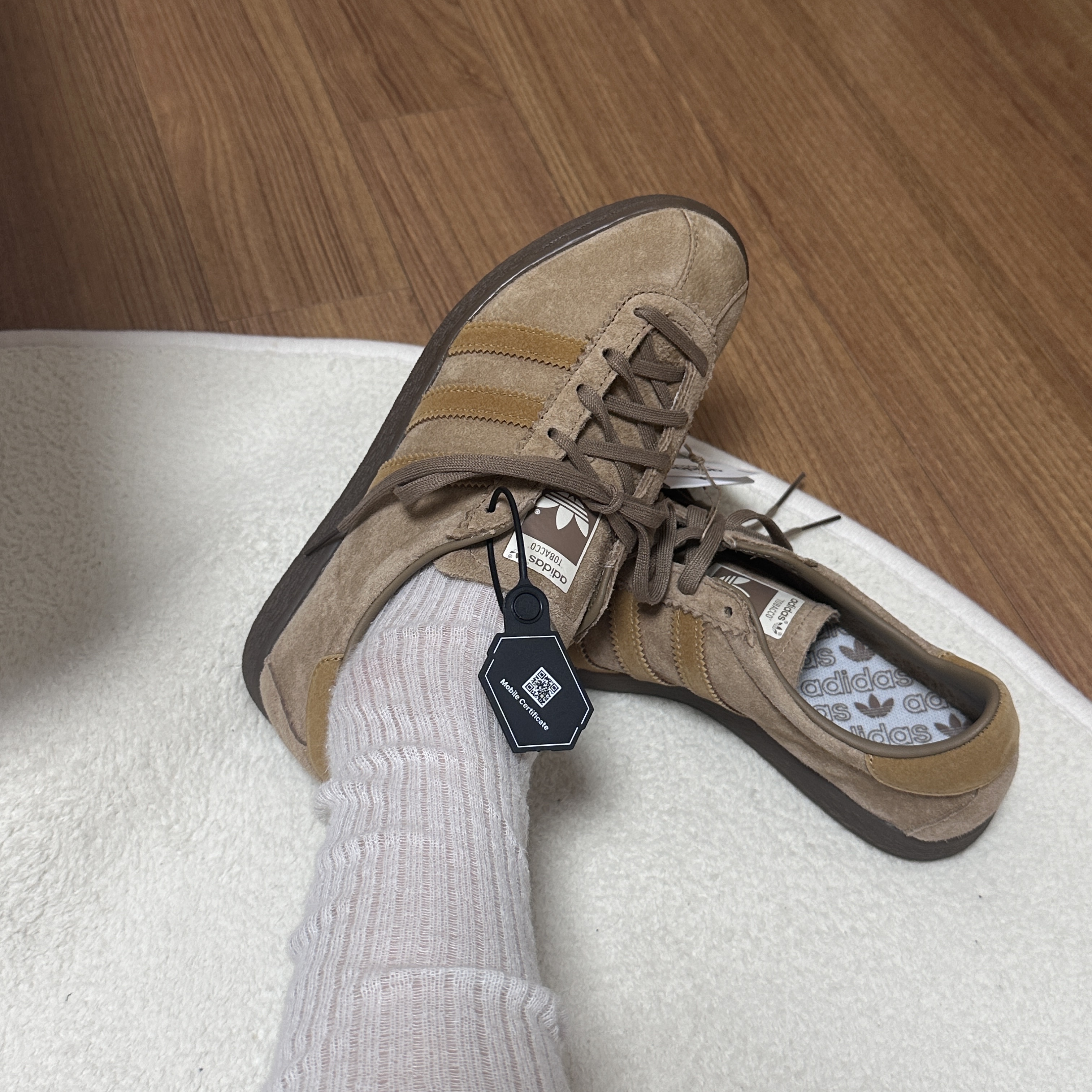 Adidas Tobacco Pantone Mesa 착용 스타일