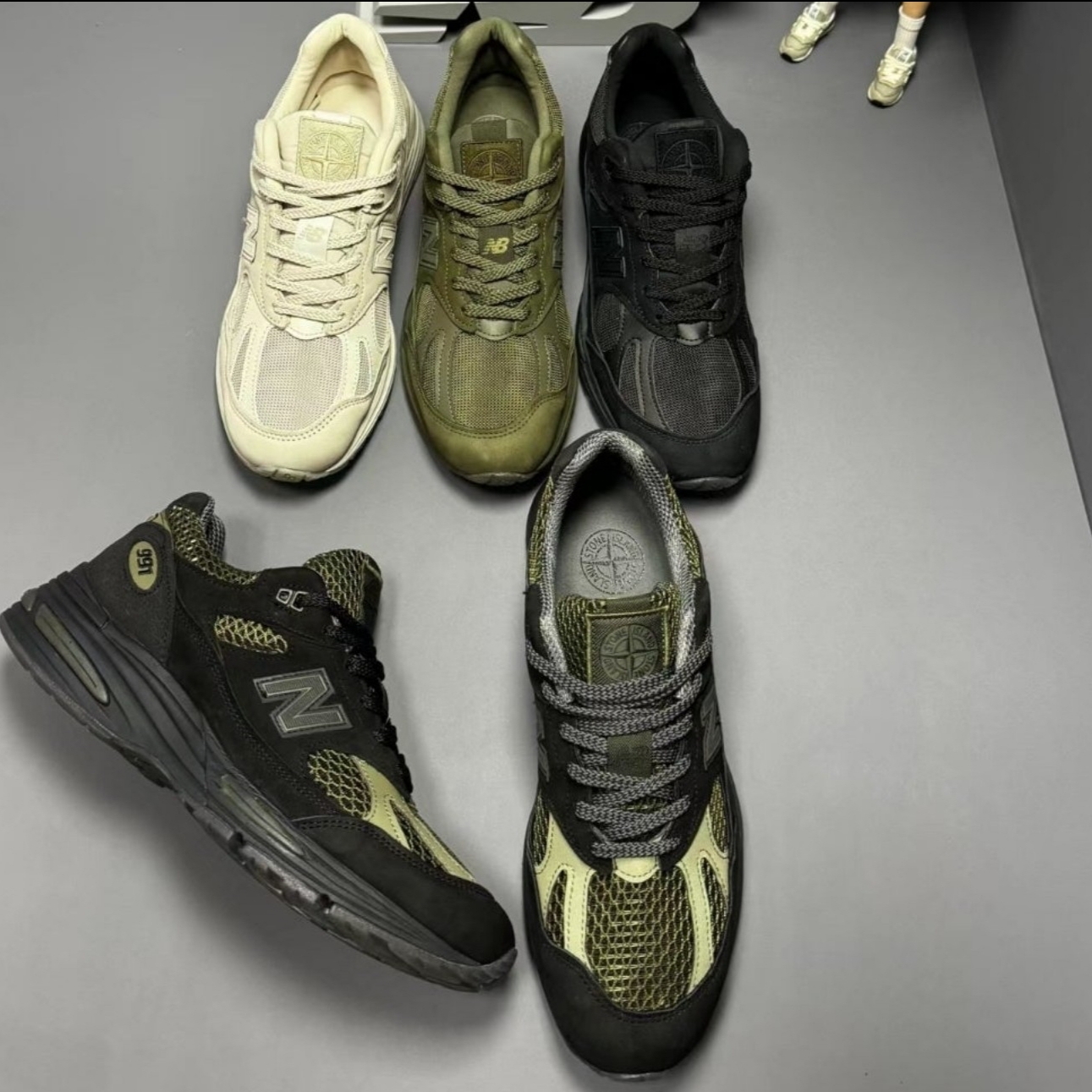 New Balance x Stone Island 991v2 Made in UK Black Olive Night, New Balance x Stone Island 991v2 Made in UK Black 착용 스타일 - 3