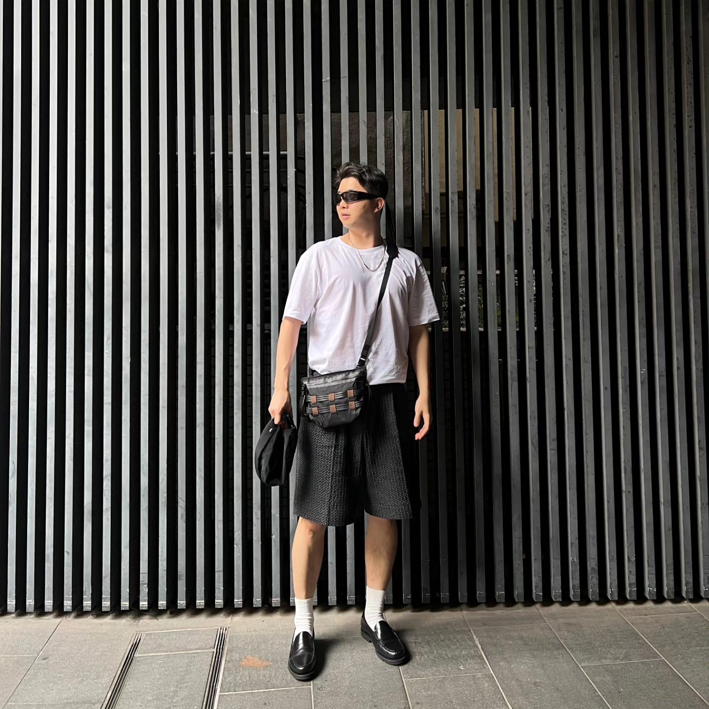 Acne Studios Crossbody Face Bag Black 착용 스타일 - 3