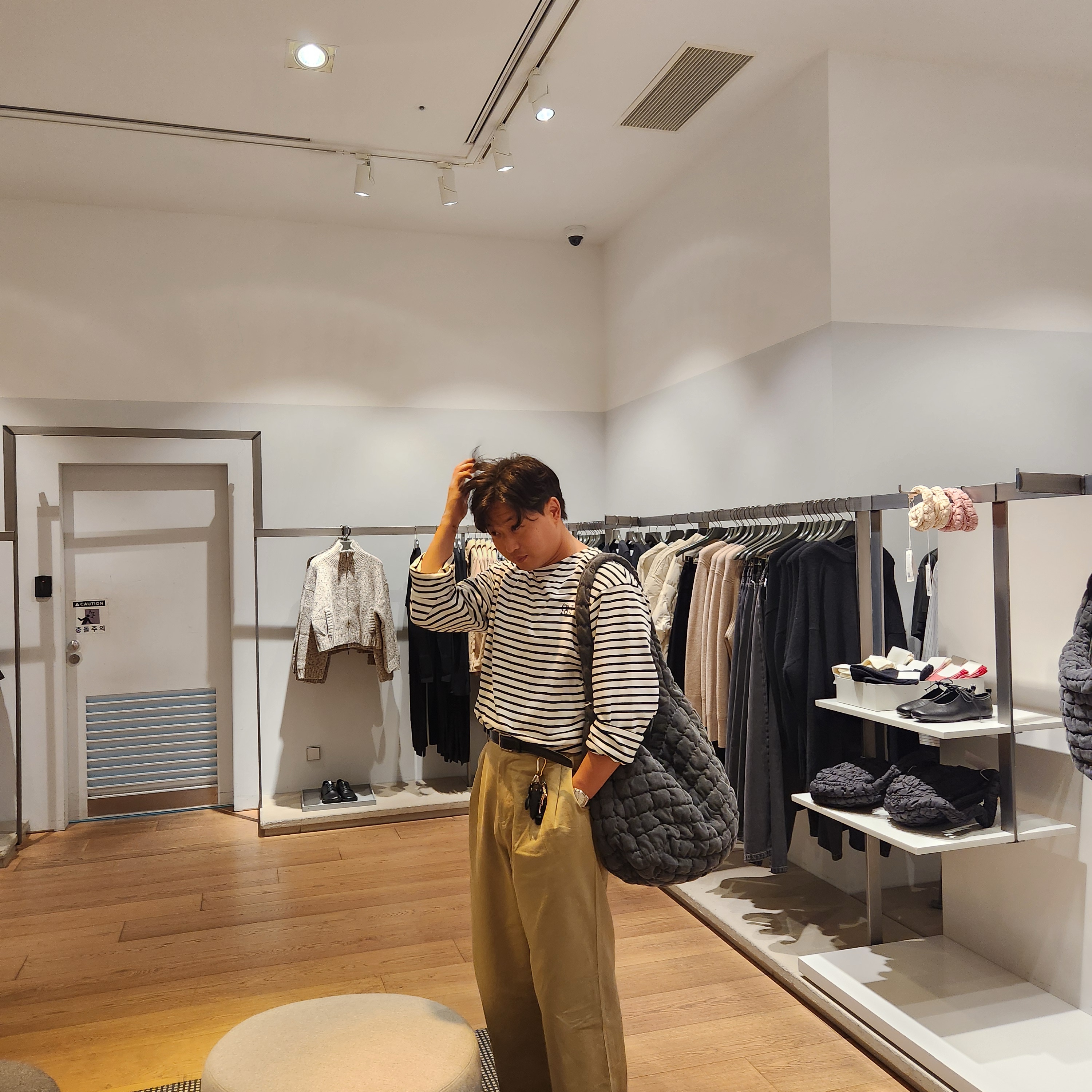 General Idea Woman Long Sleeve Border T-Shirts Ivory, COS Quilted Oversized Shoulder Bag Off White Light Beige 착용 스타일