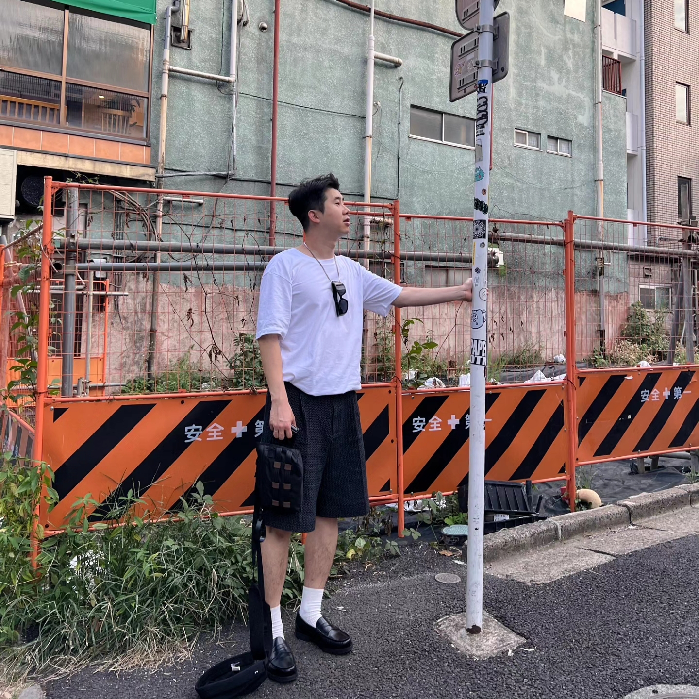 Acne Studios Crossbody Face Bag Black 착용 스타일 - 2