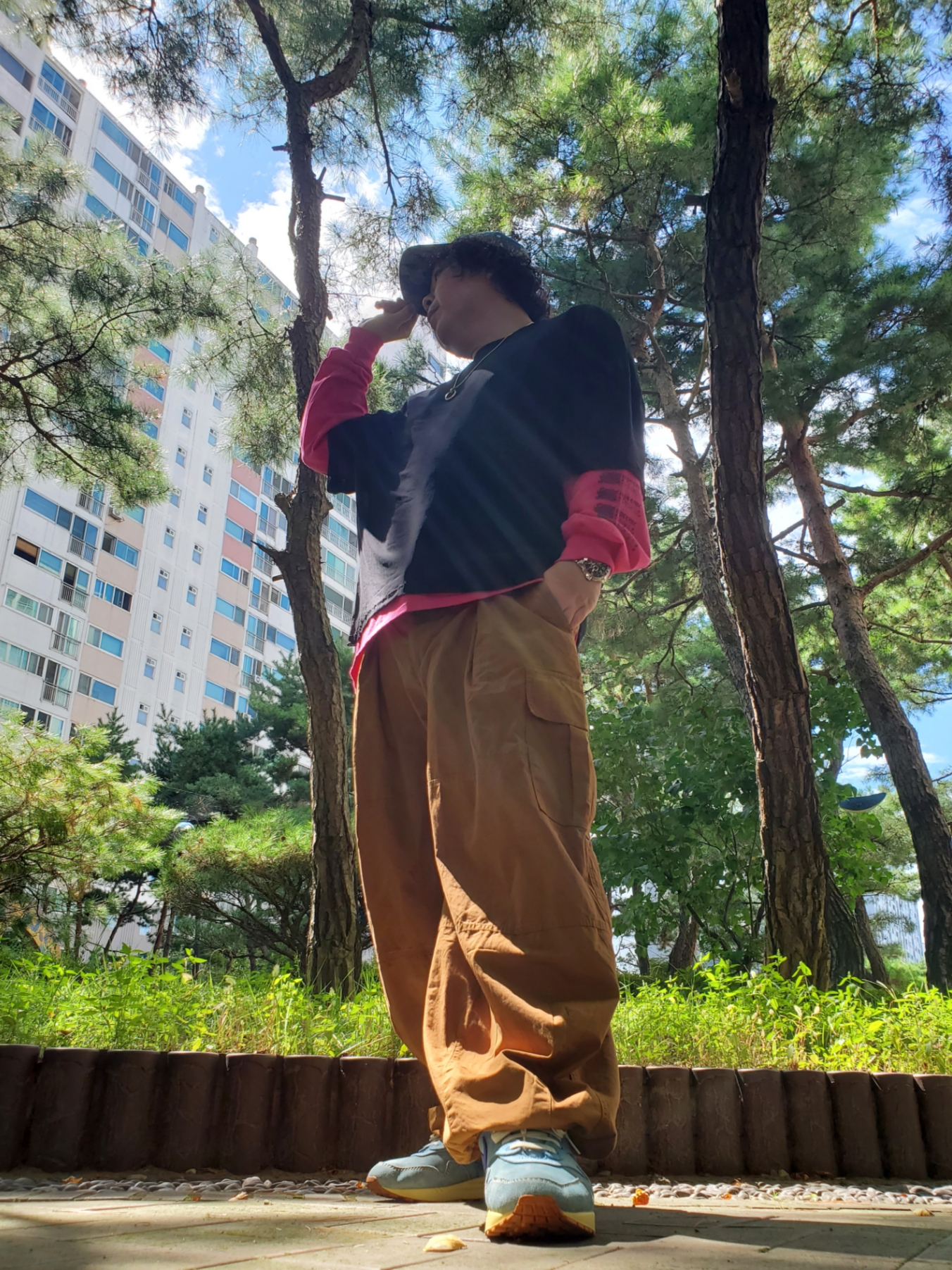 Supreme Flames Jacquard Denim Camp Cap Washed Indigo - 23SS, Supreme Saint Sebastian LS T-Shirt Pink - 24SS 착용 스타일 - 1