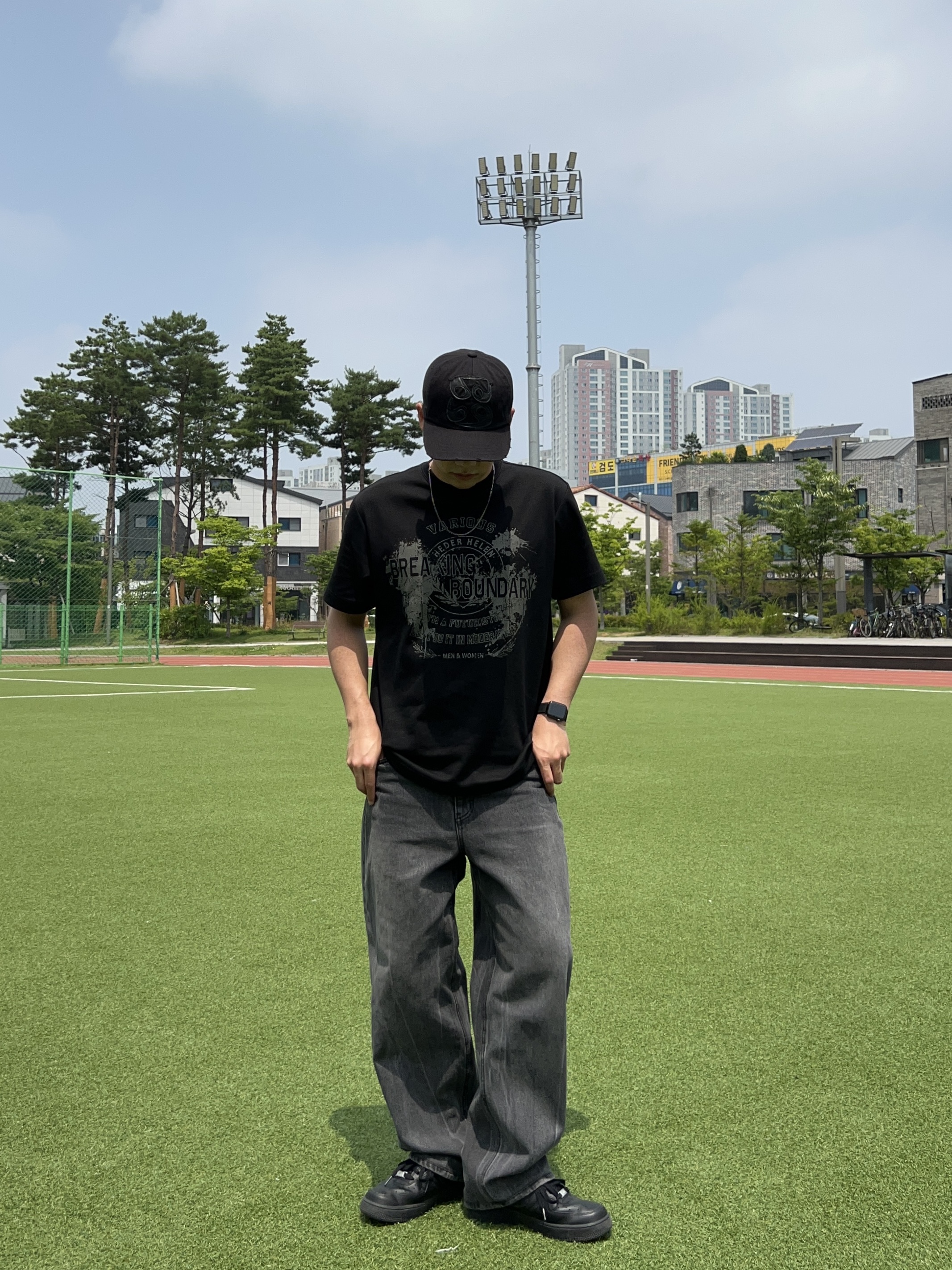 Nike Air Force 1 '07 Low Triple Black 착용 스타일