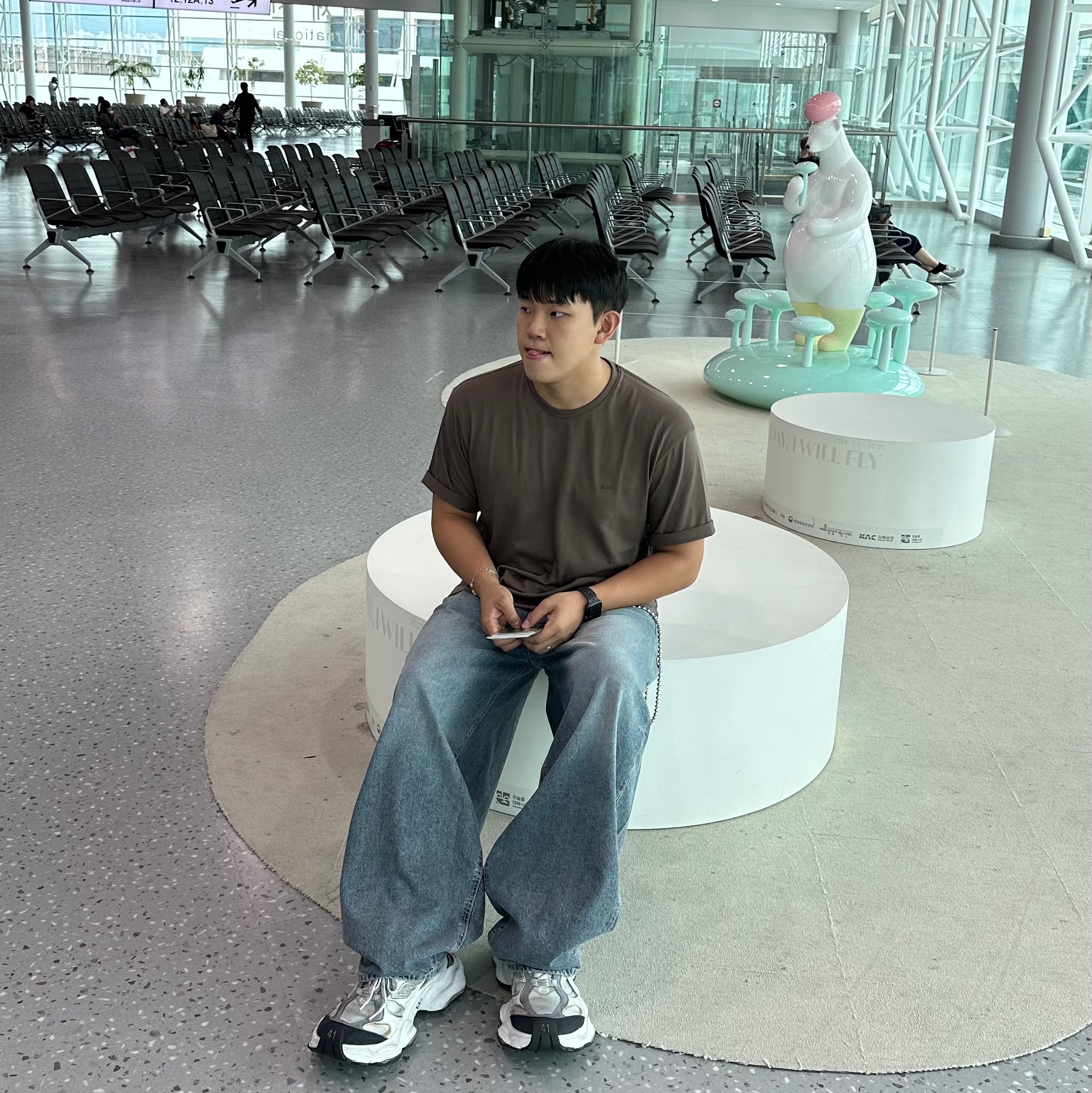 Balenciaga Cargo Sneakers White Grey, Xlim Ep.3 Synopsis 01 T-Shirt Charcoal 착용 스타일 - 1