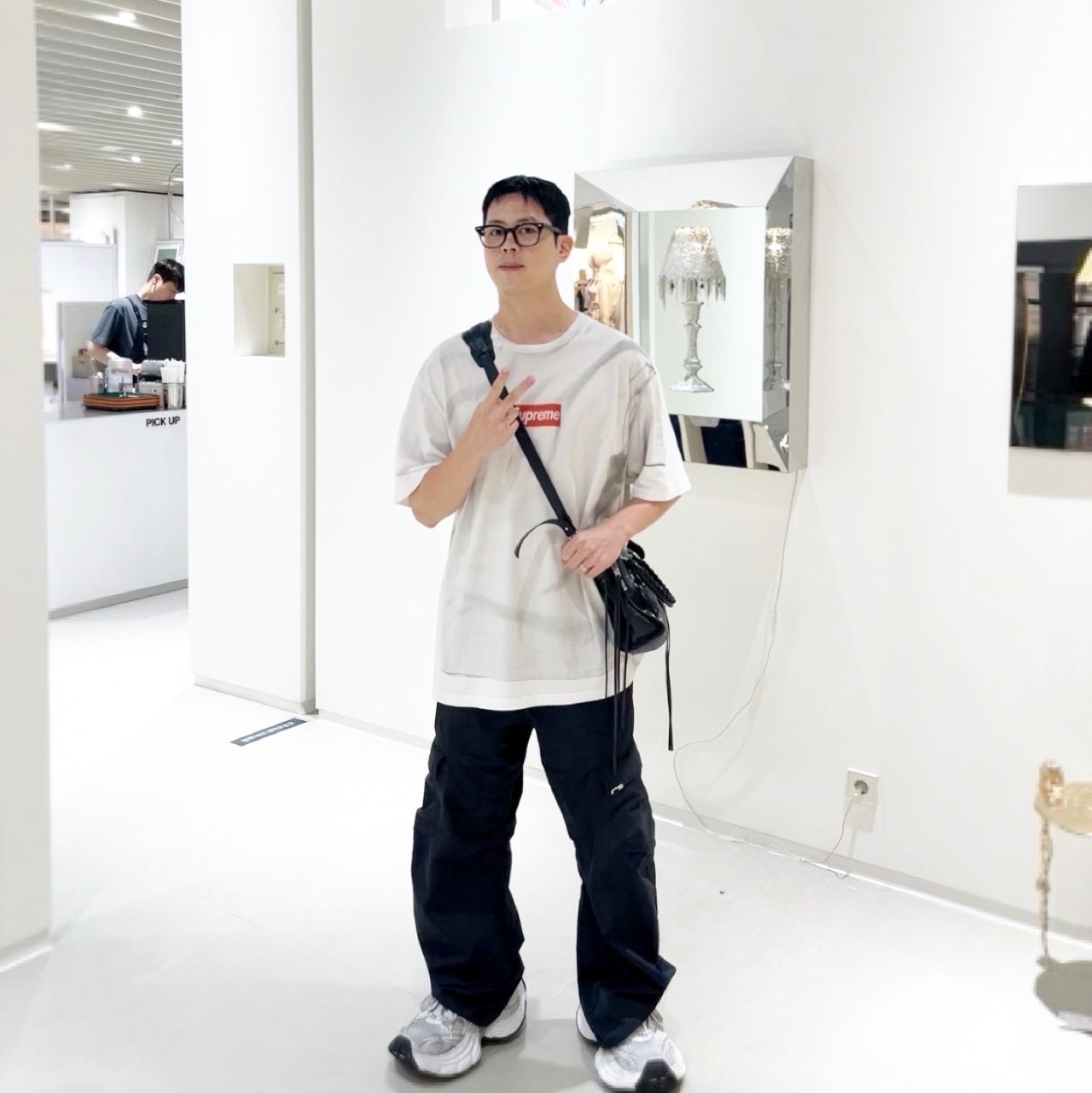 Supreme x MM6 Maison Margiela Box Logo T-Shirt White - 24SS, Balenciaga 10XL Sneakers White Grey Silver Black 착용 스타일 - 2