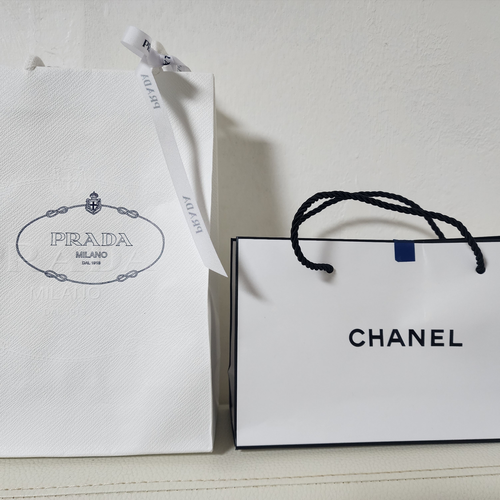 Chanel Gabrielle Chanel Essense Eau de Parfum 50ml, Prada Saffiano Leather Card Holder Pale Blue 착용 스타일