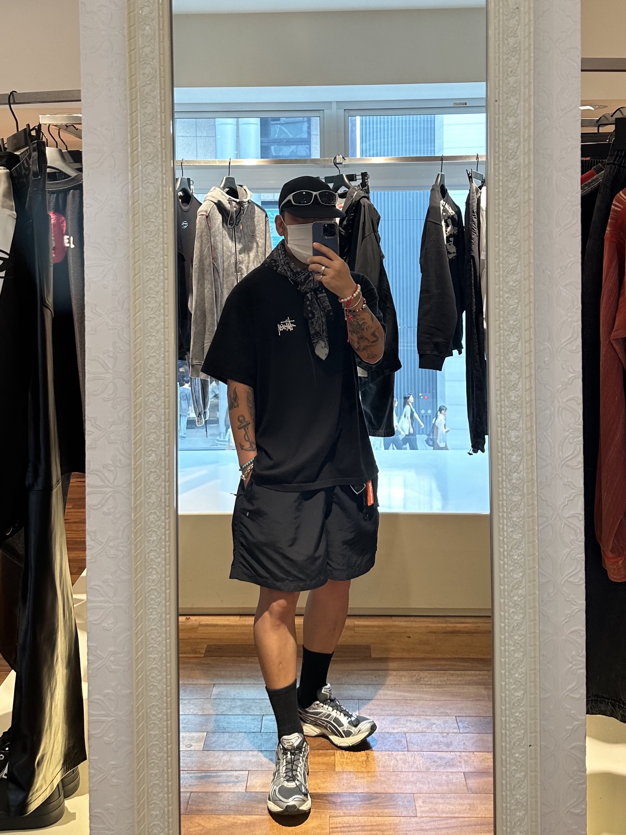 Stussy Basic Stussy T-Shirt Black 2023, Asics Unlimited Gel-Kayano 14 Carrier Grey Black 착용 스타일 - 2