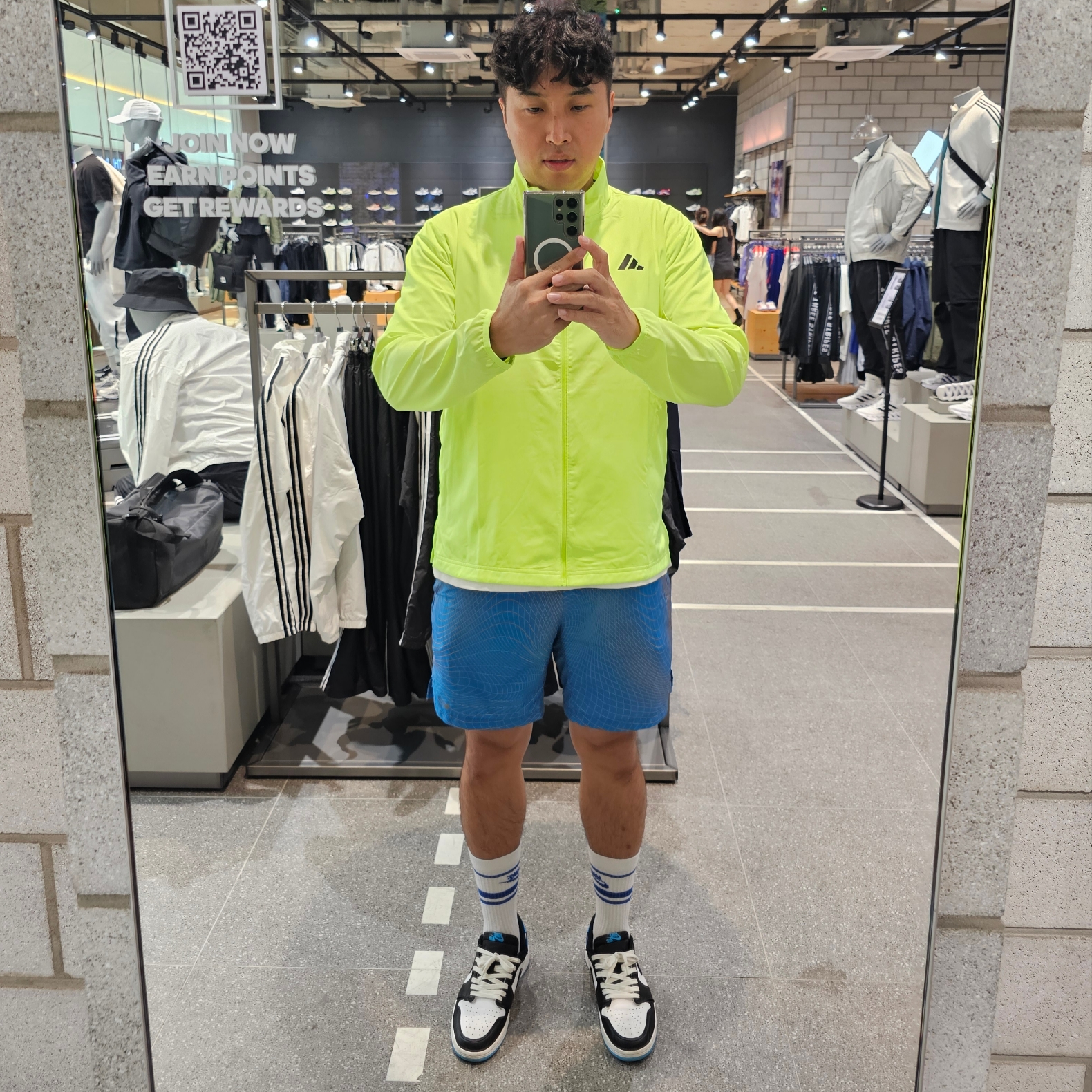Jordan 1 Retro Low OG Black and Dark Powder Blue, Nike NSW Everyday Essential Crew Socks White Game Royal (3 Pack/Korean Ver.) 착용 스타일