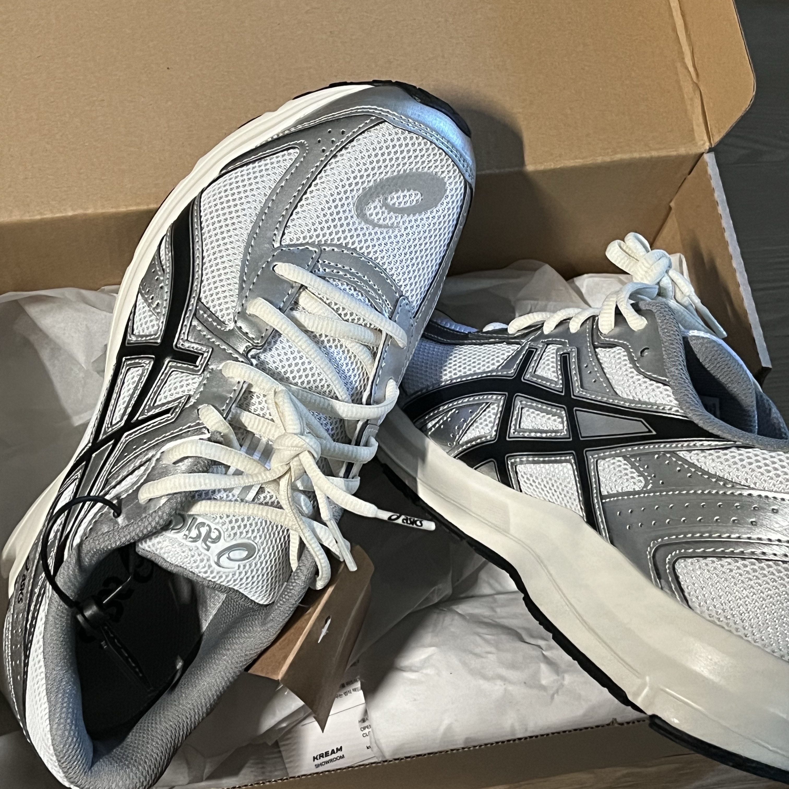 Asics Jog 100 S White Black - 2E Wide 착용 스타일 - 1