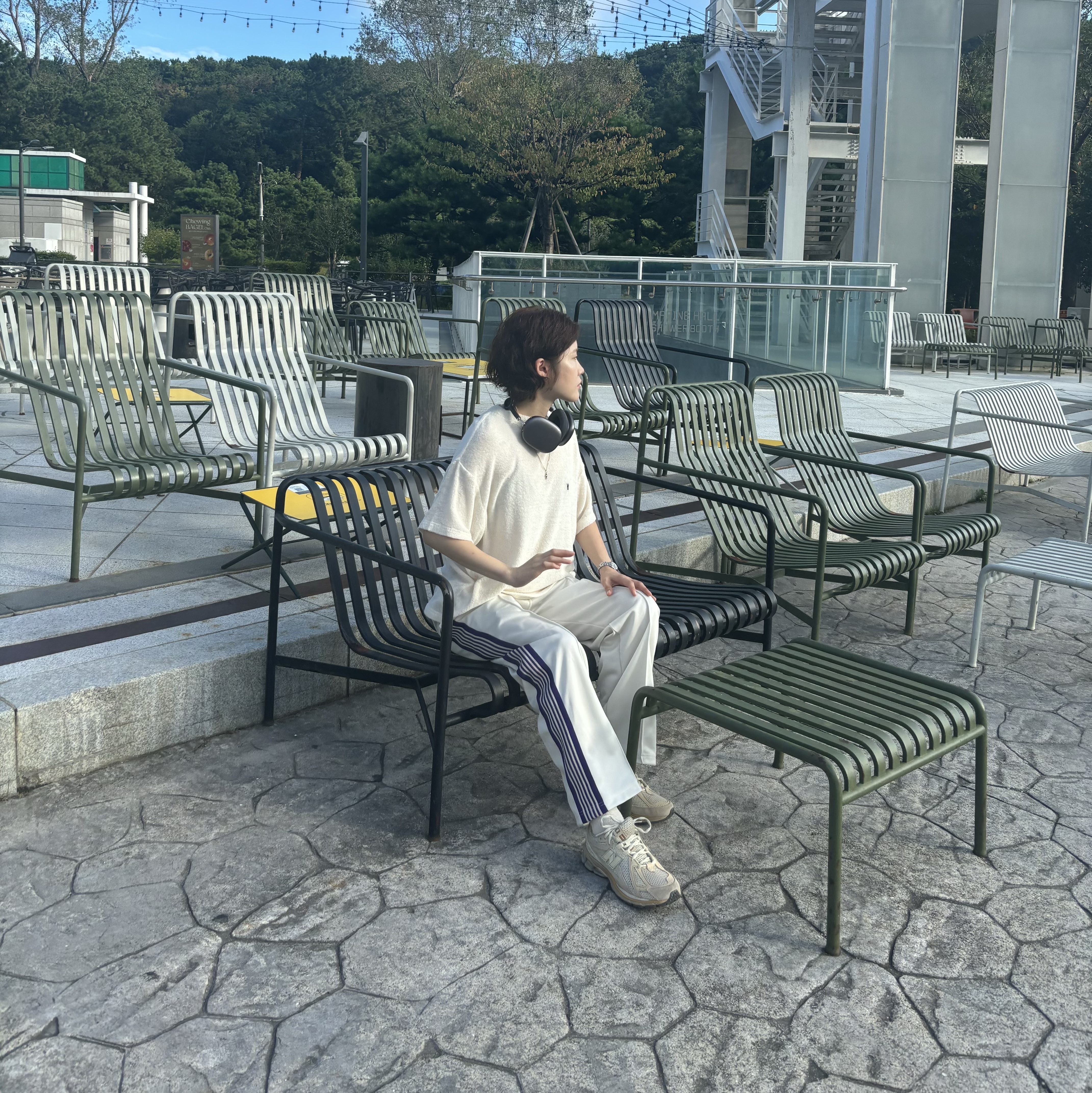 Needles Straight Track Pants Poly Smooth Ice White, New Balance x Auralee 1906R Bone White 착용 스타일 - 3