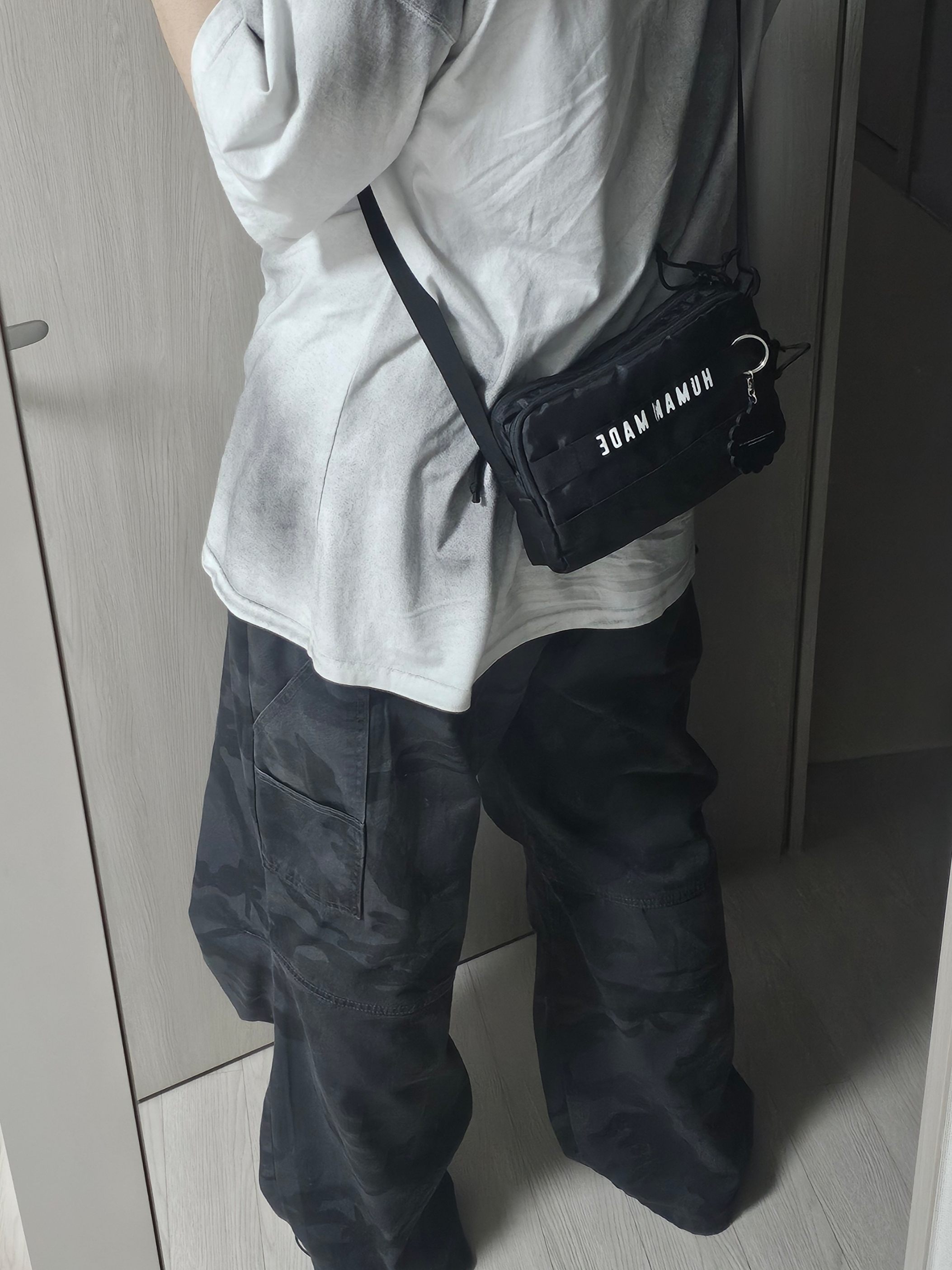 Human Made Military Light Pouch Black, Kaikai Kiki Flower Rubber Keyring Gray Black 착용 스타일