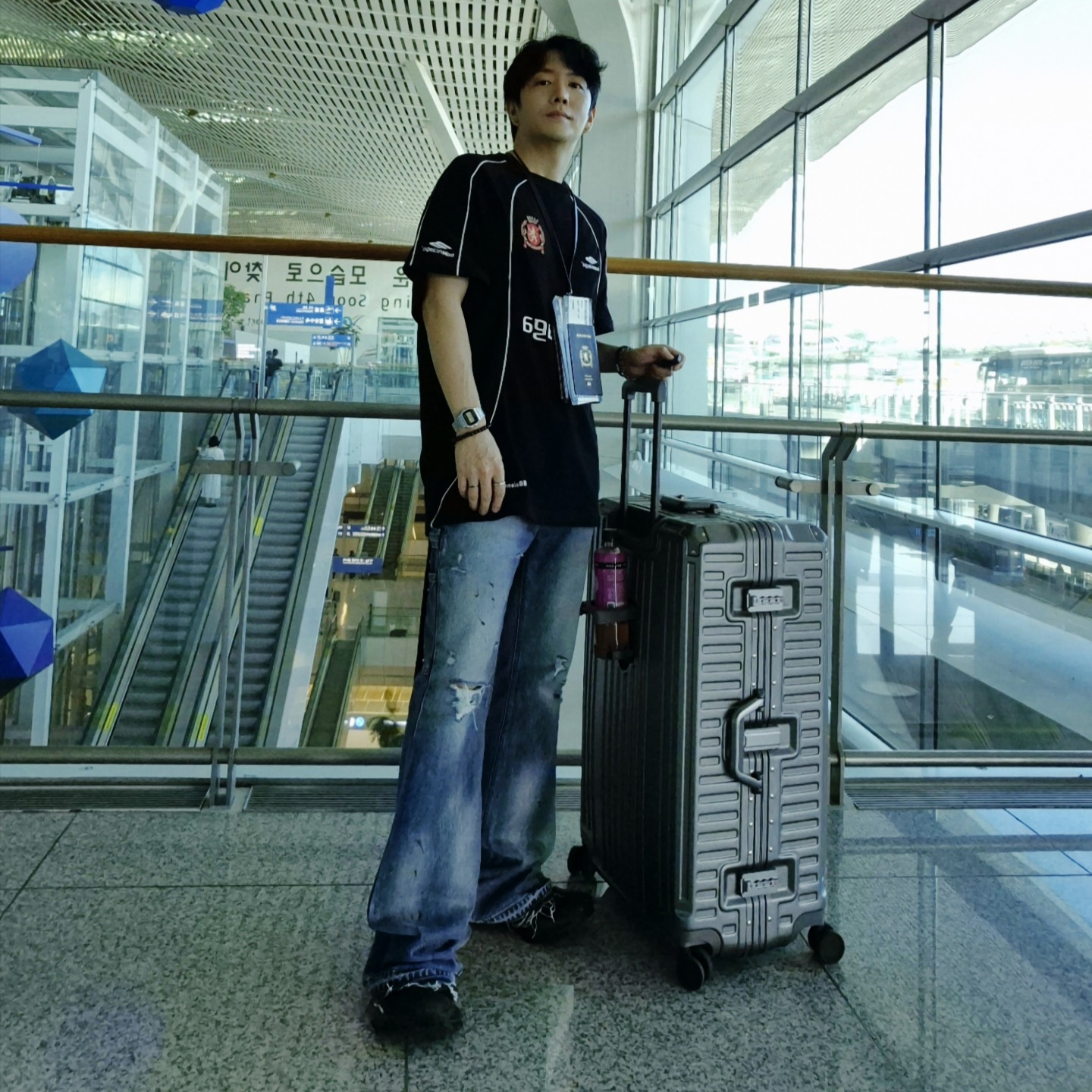 Balenciaga Soccer Series Barcelona Soccer Oversized T-Shirt Black, Balenciaga Passport Phone Holder Black 착용 스타일 - 1