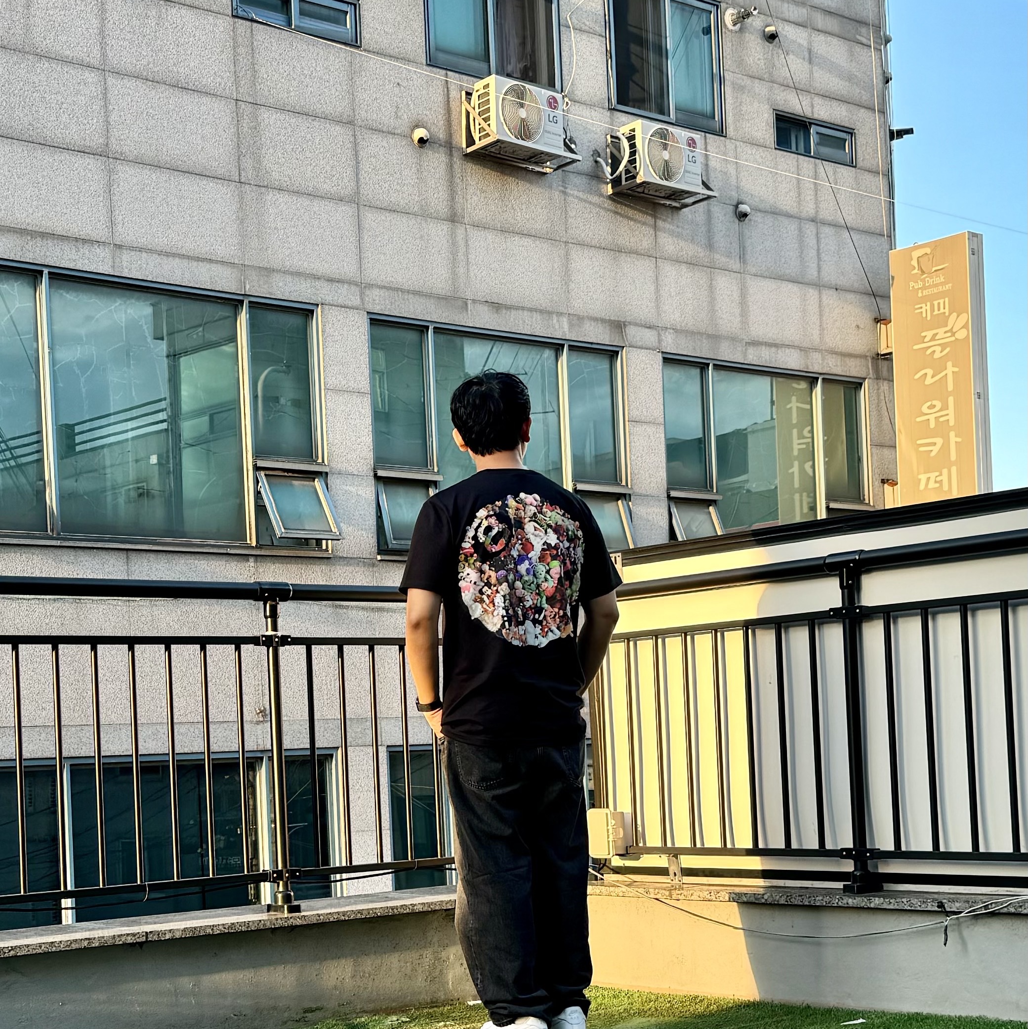 Stussy Plush T-Shirt Black, Nike Air Force 1 '07 Low White 착용 스타일