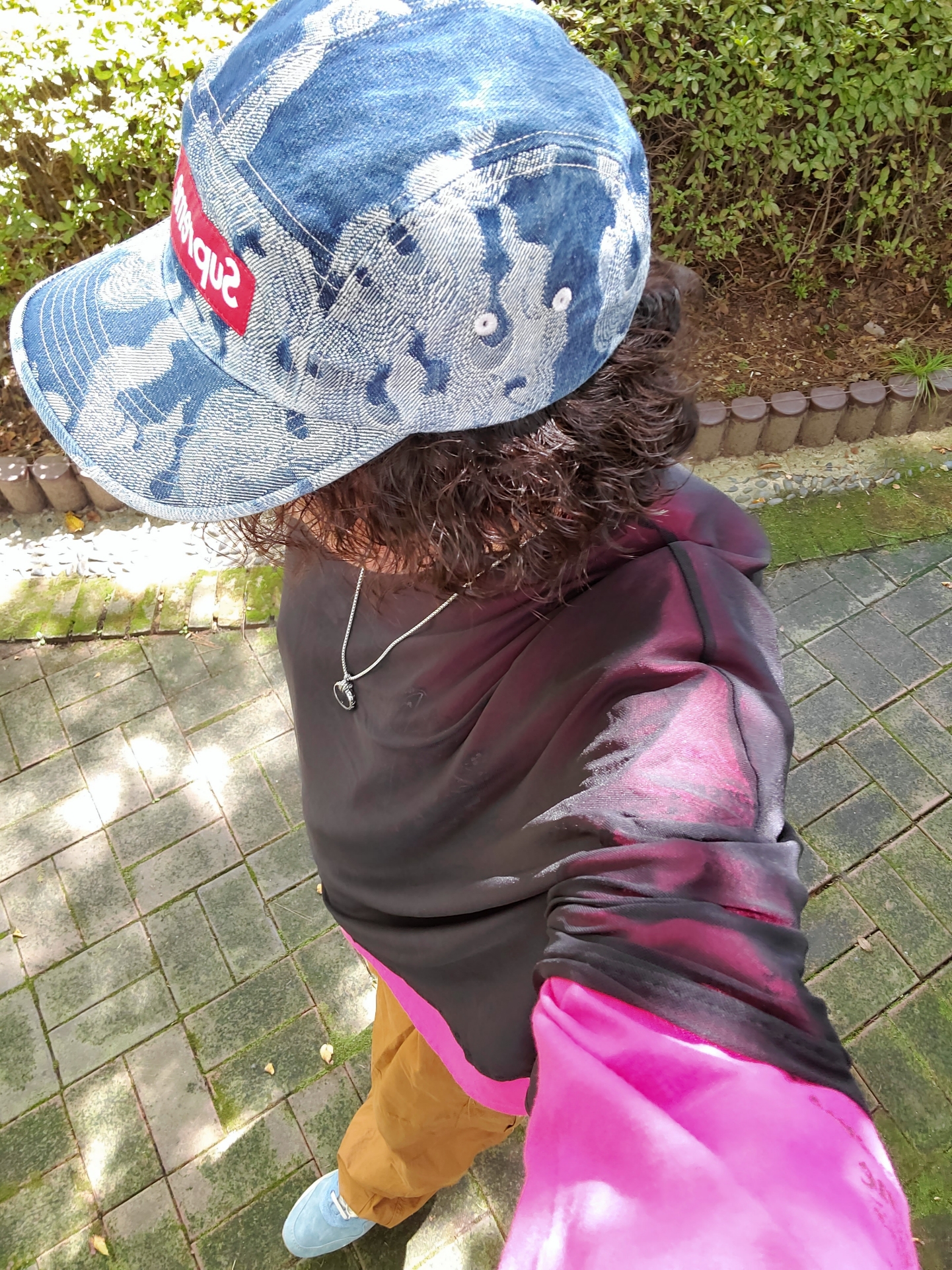 Supreme Flames Jacquard Denim Camp Cap Washed Indigo - 23SS, Supreme Saint Sebastian LS T-Shirt Pink - 24SS 착용 스타일 - 3