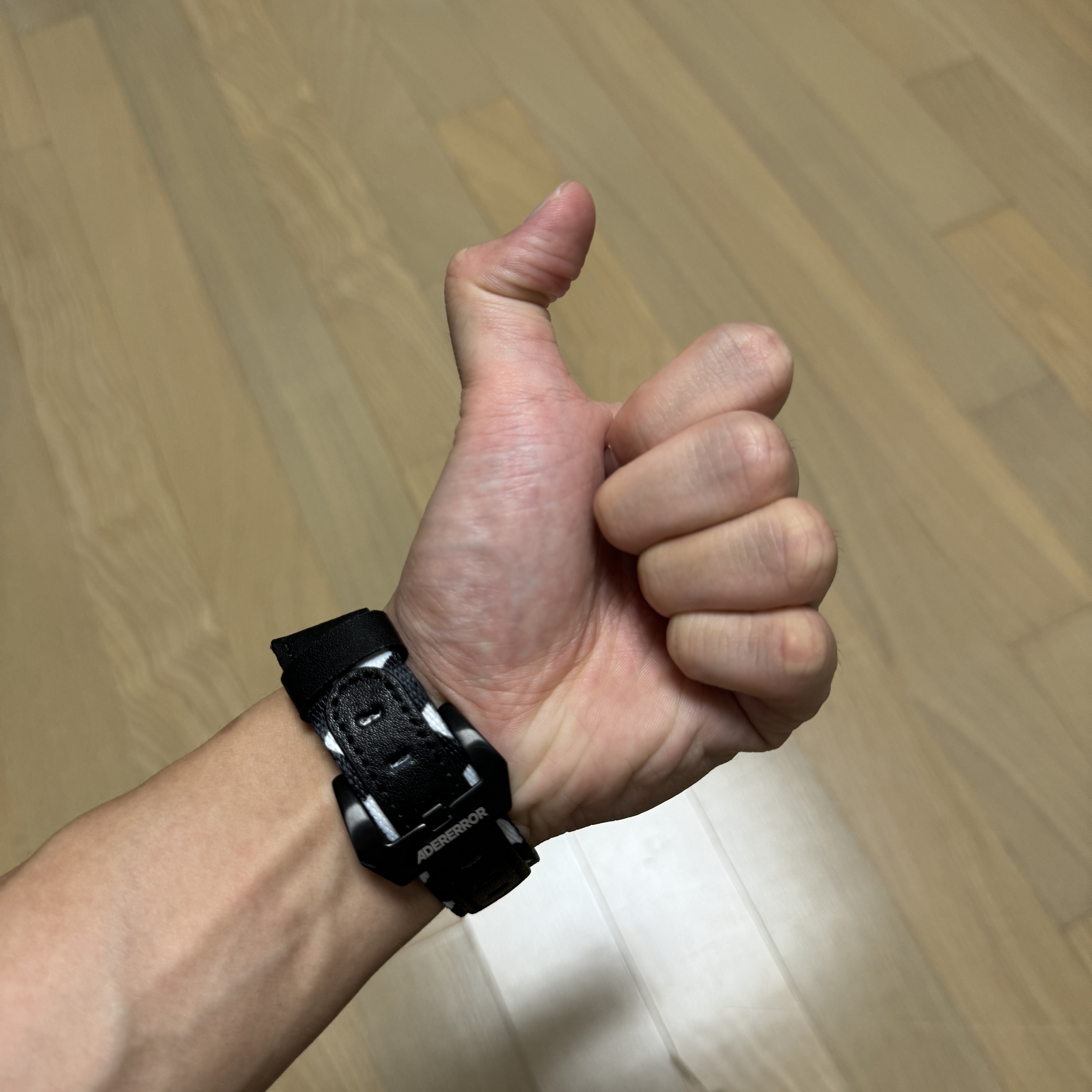 Ader Error Tenit Watch Strap Noir 착용 스타일 - 1