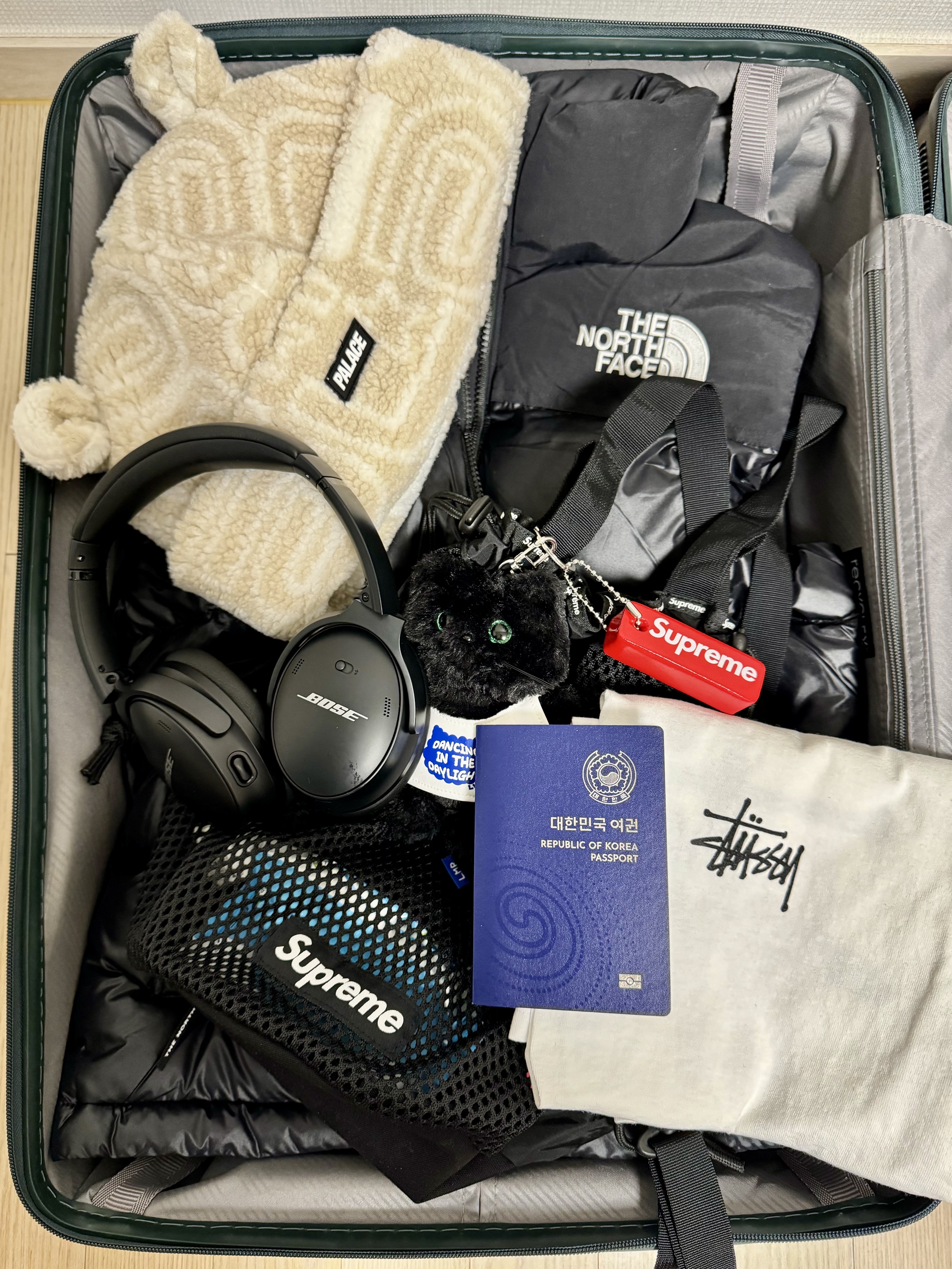 The North Face Nuptse On Ball Vest Real Black, Supreme Floating Keychain Red - 23FW 착용 스타일