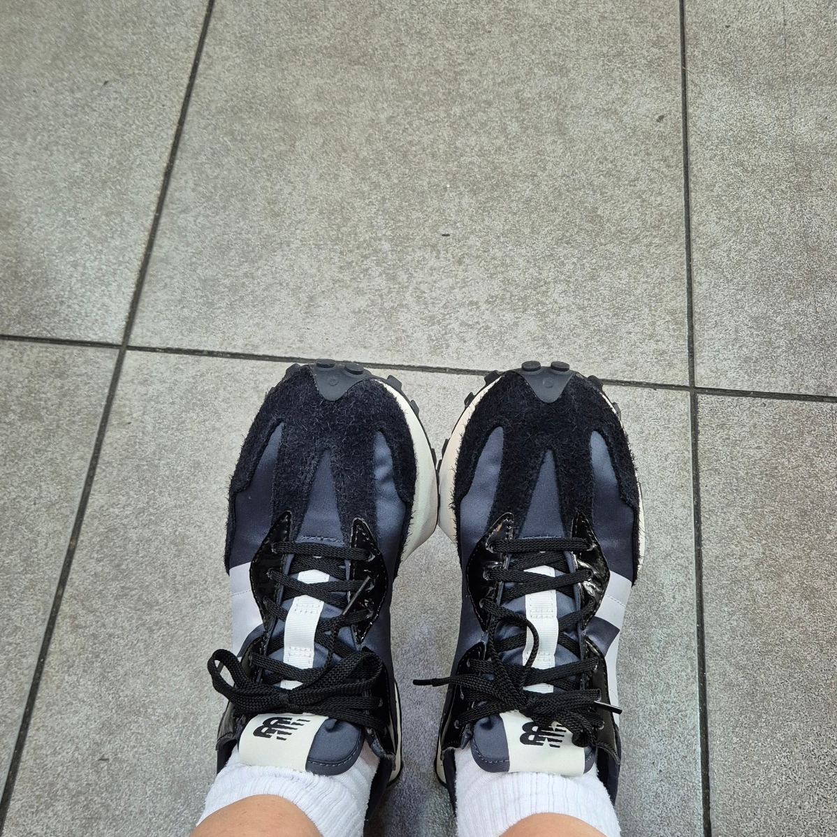 (W) New Balance 327 Black Grey 착용 스타일