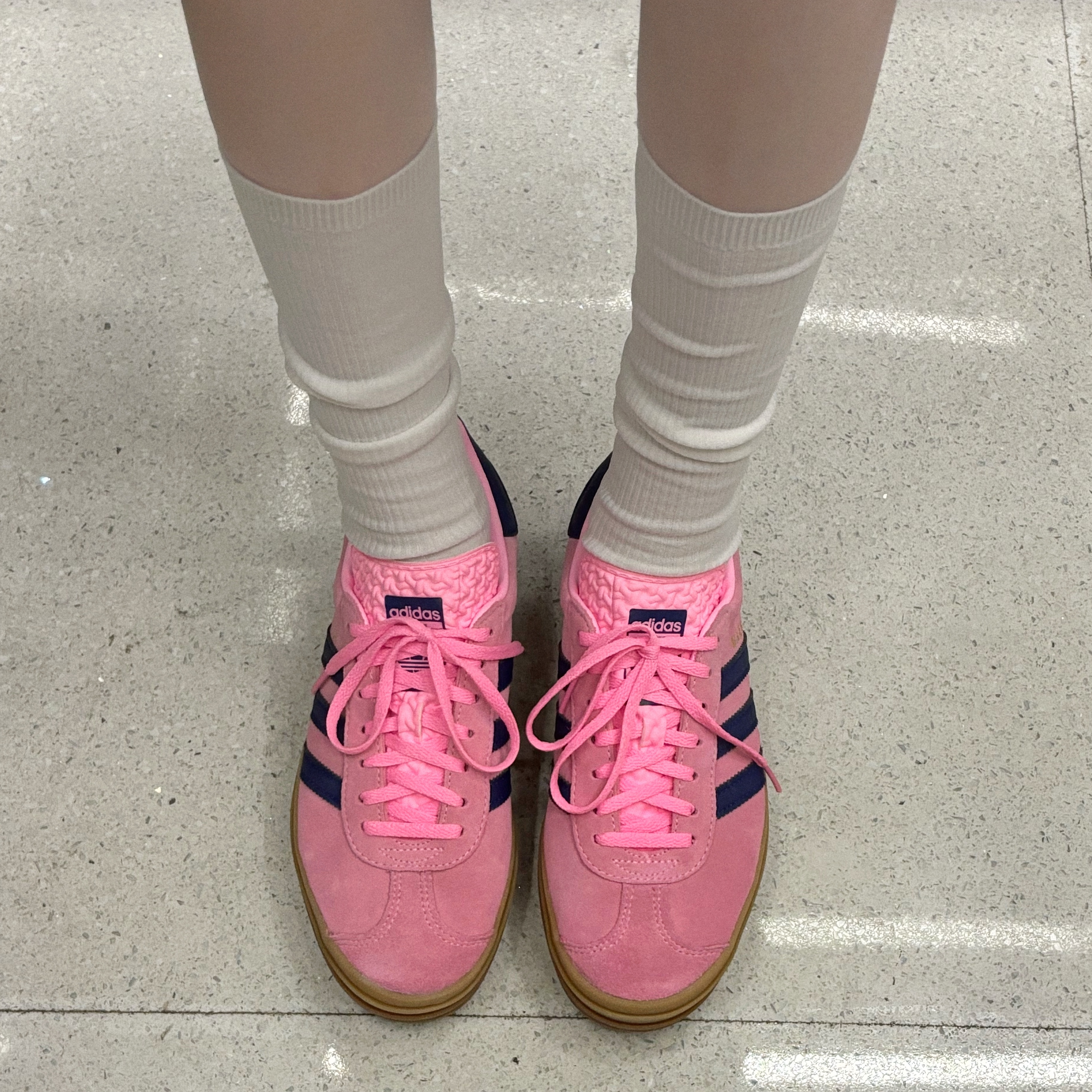 (W) Adidas Gazelle Bold Pink Glow Victory Blue 착용 스타일 - 2