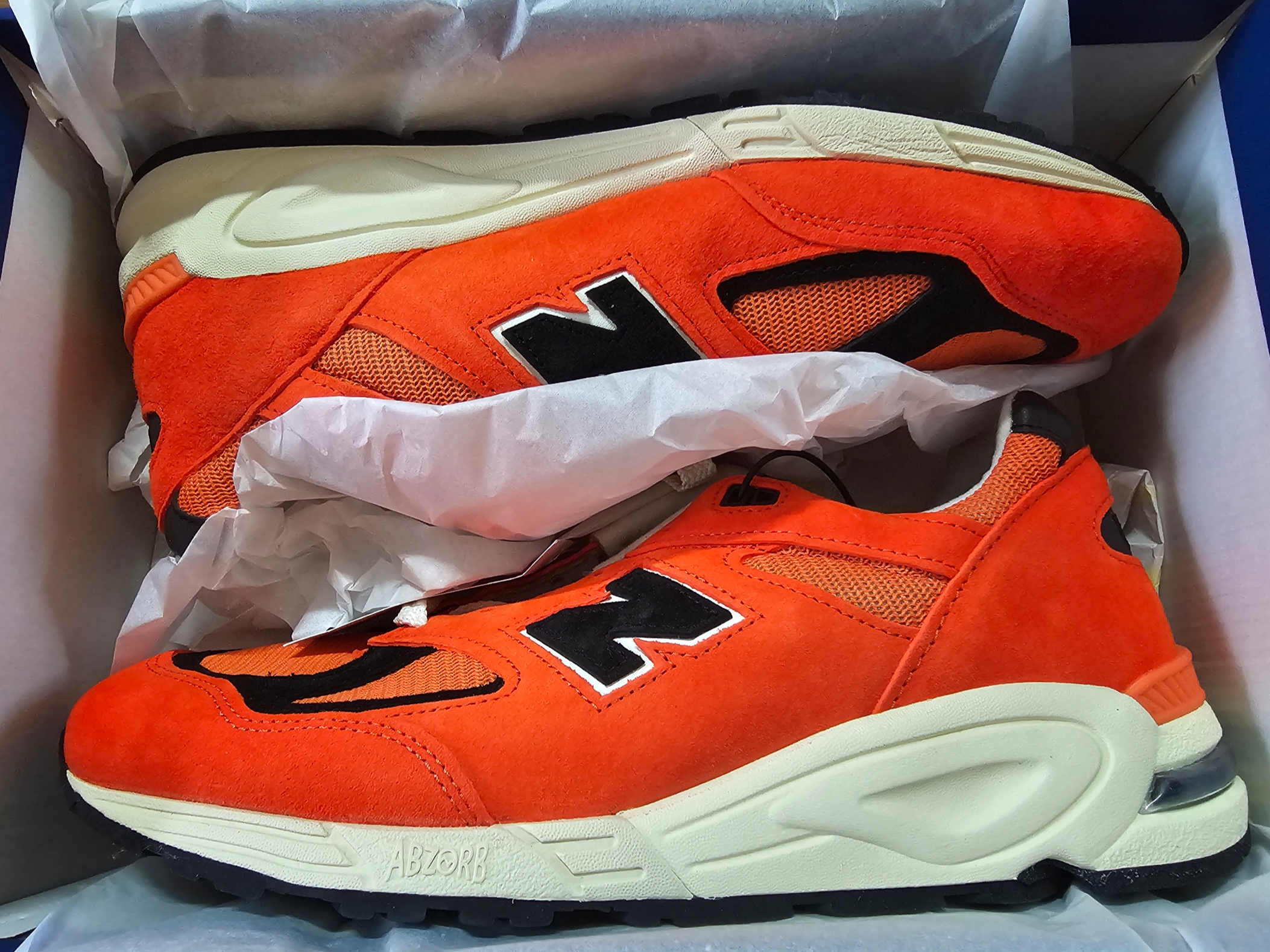 New Balance 990v2 Made in USA Marigold Black 착용 스타일 - 2